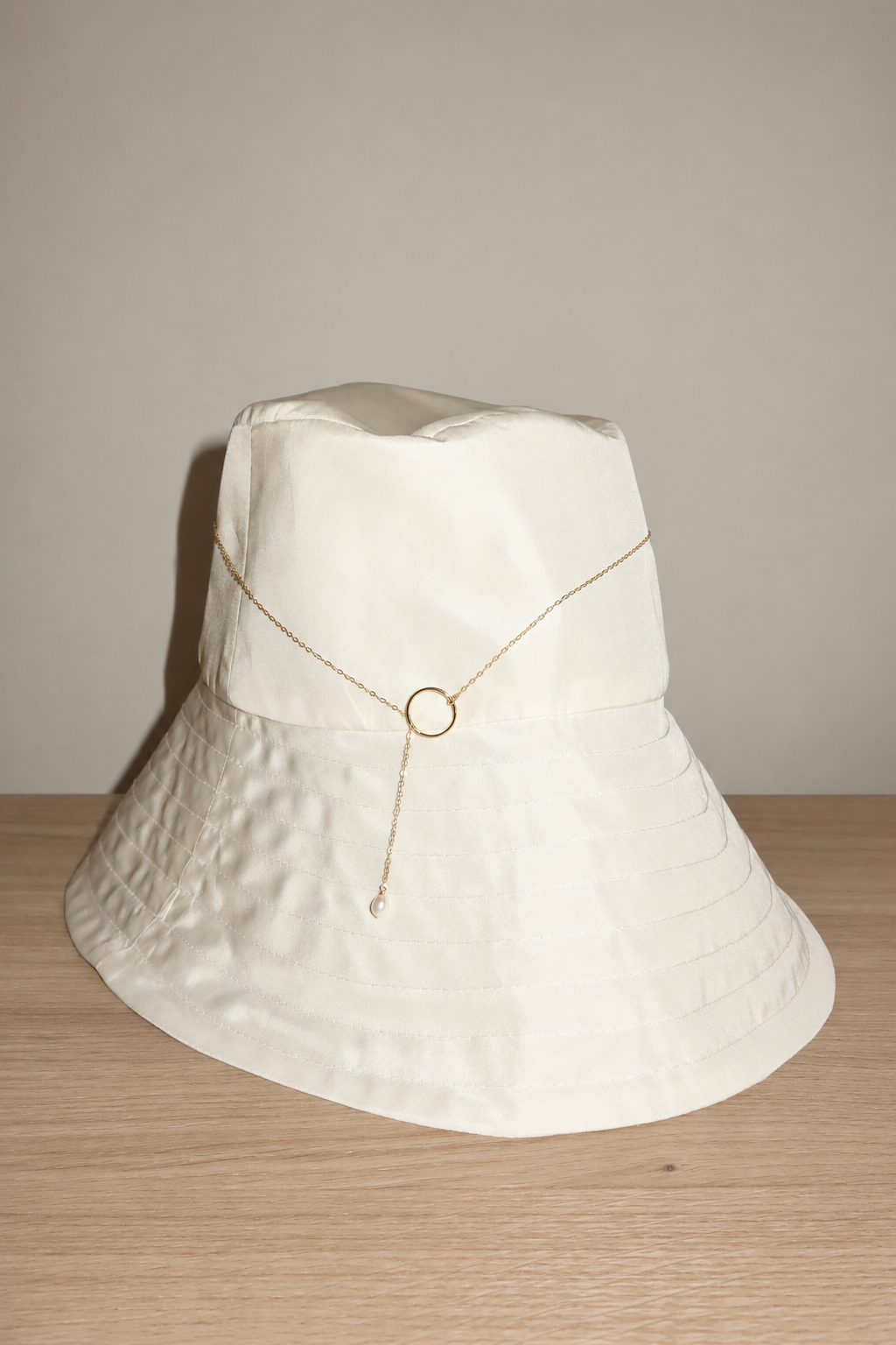 Label pearl necklace