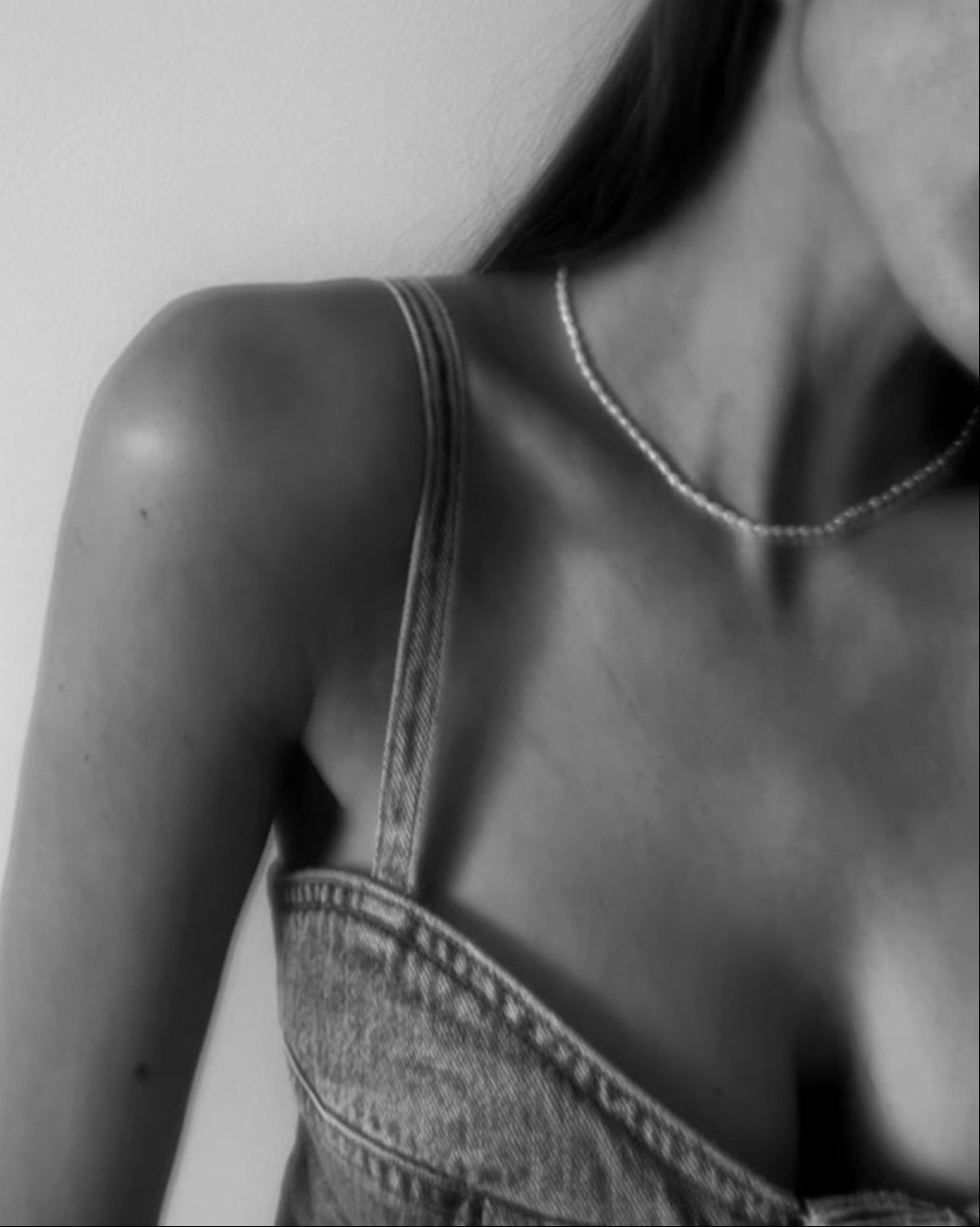 Minimalist pearl necklace