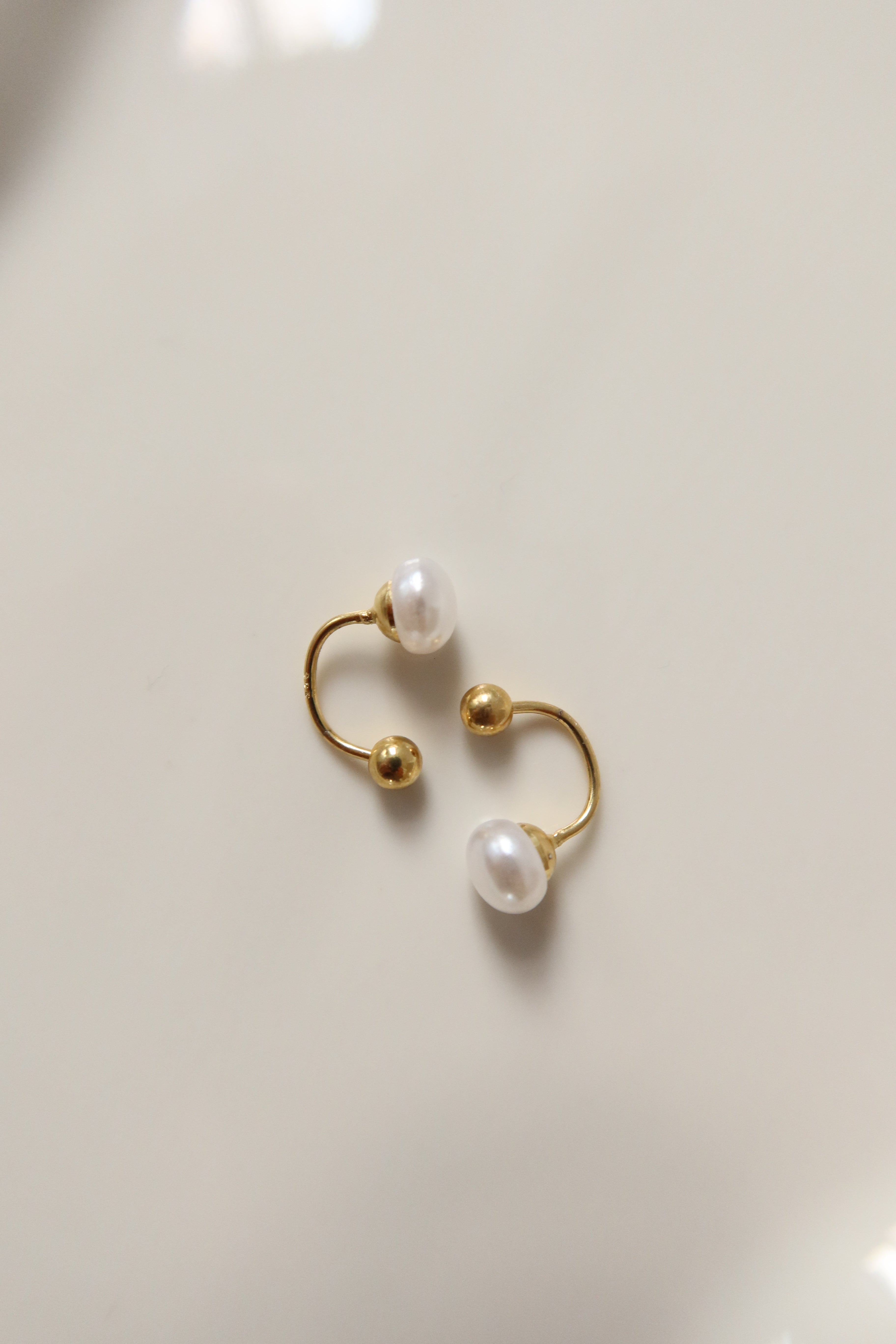 Hugs pearl earrings