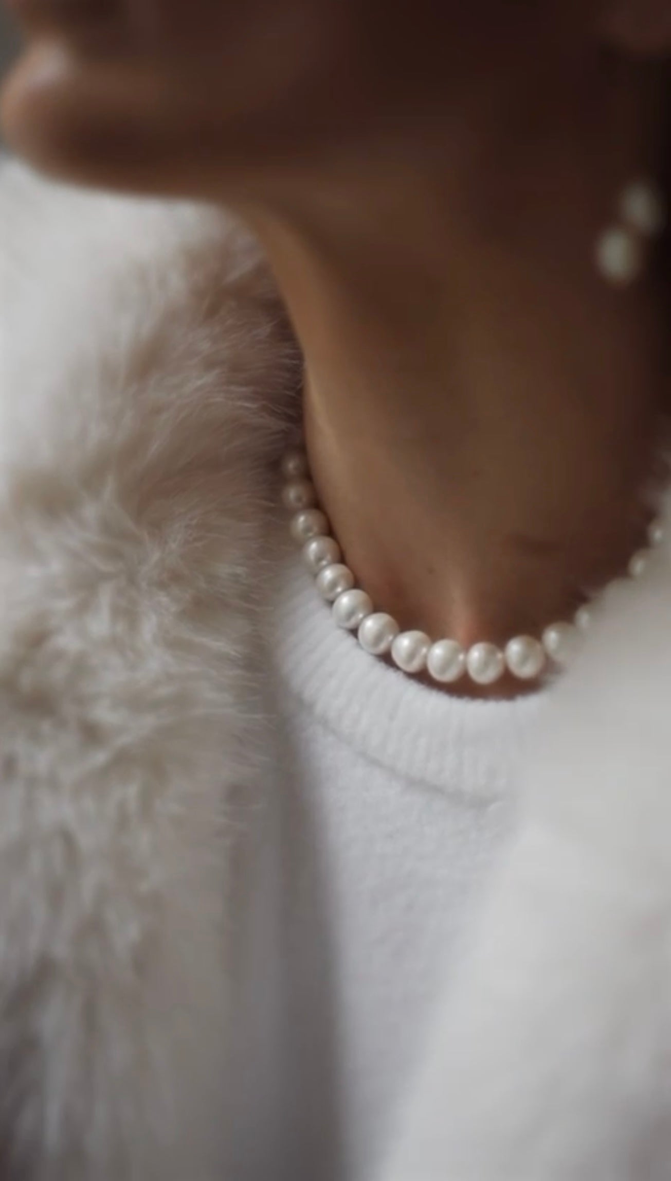 Collar pearl necklace