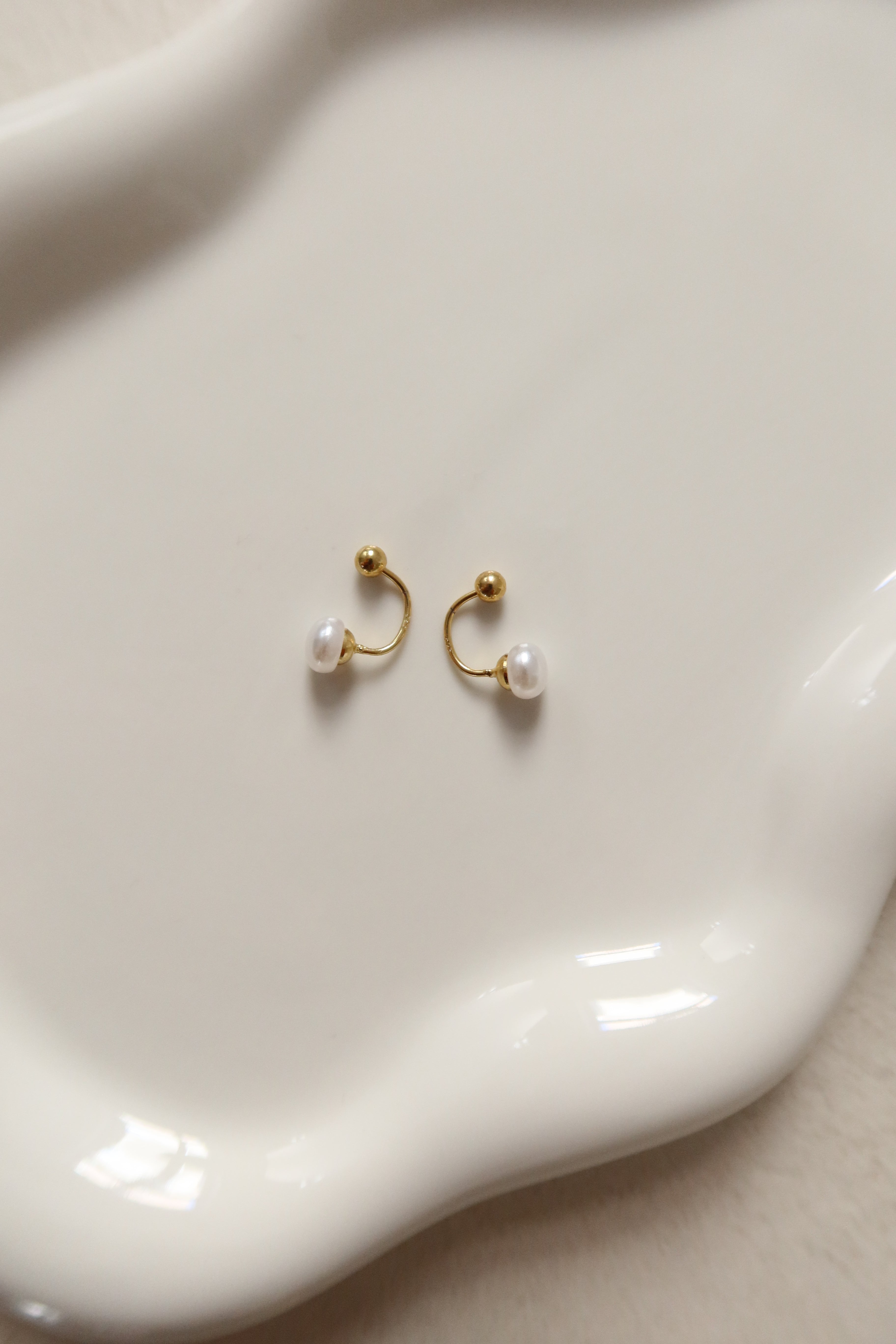 Hugs pearl earrings