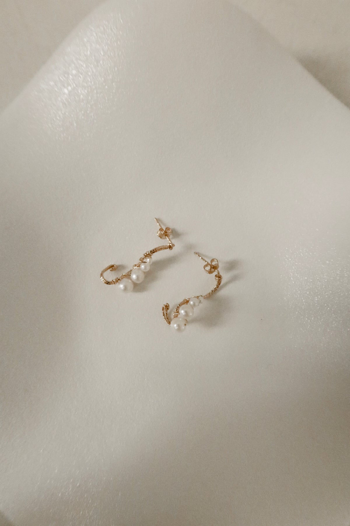 Singular Left/Right pearl earring