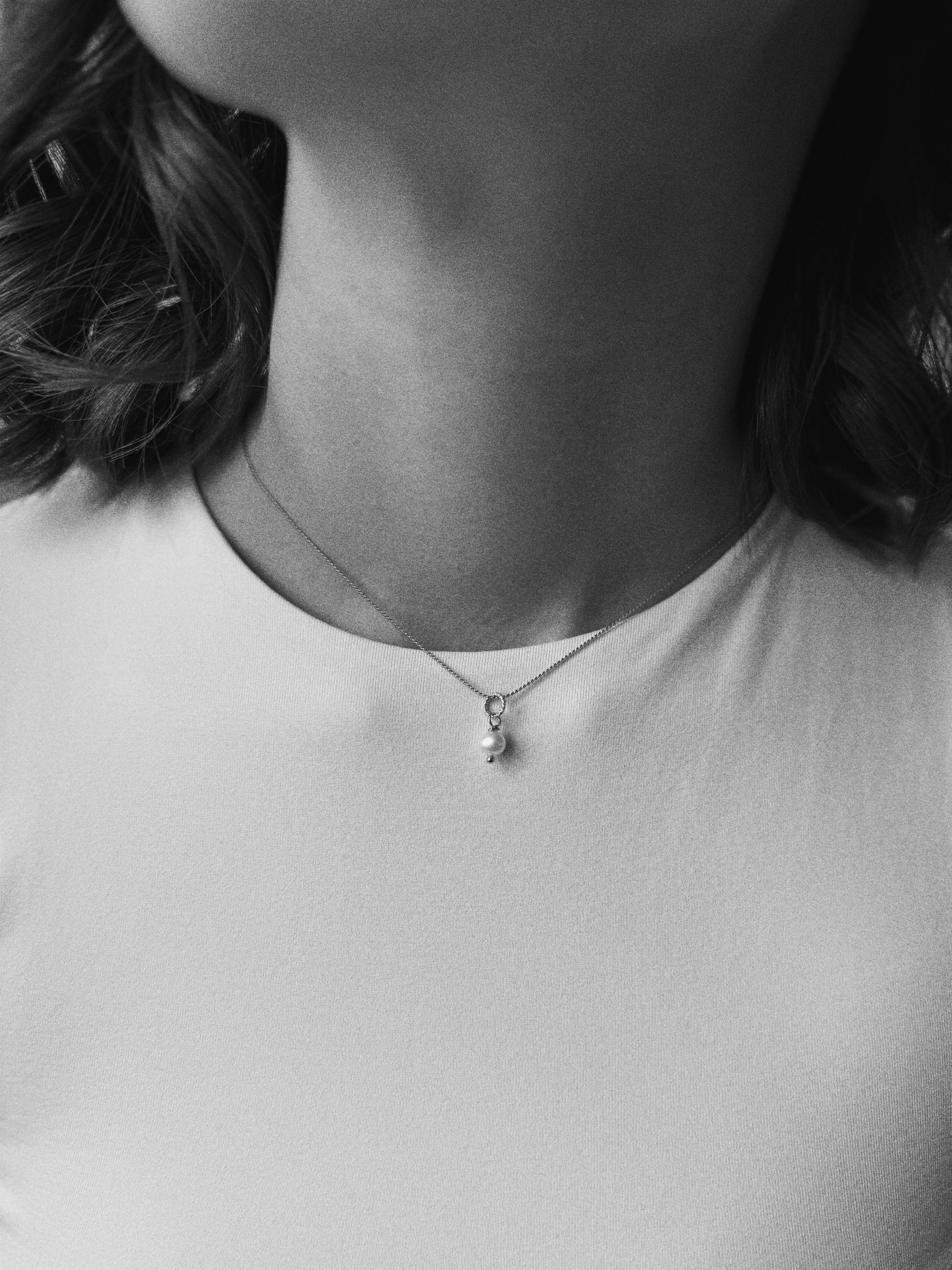 Una pearl necklace