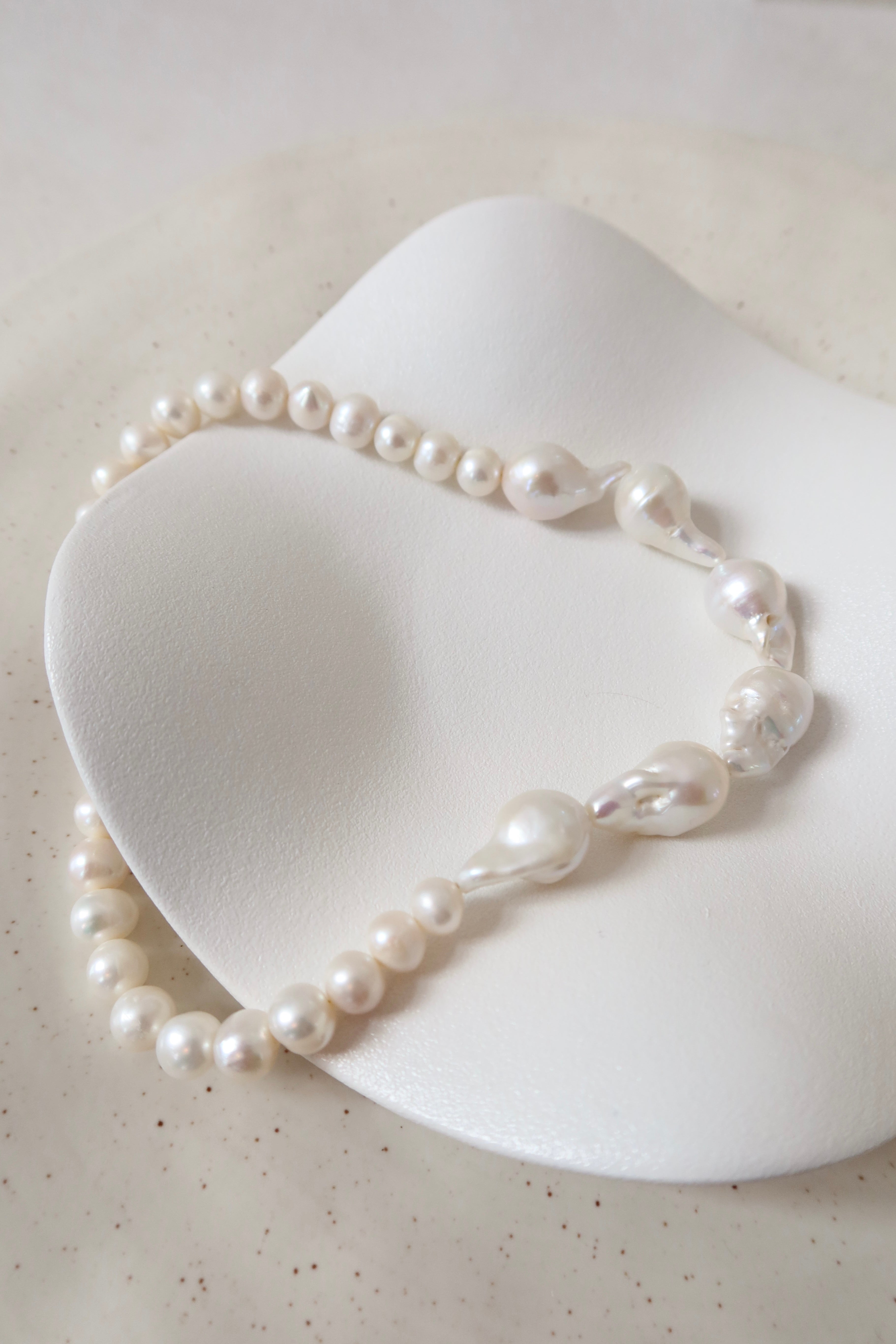 Neve pearl necklace