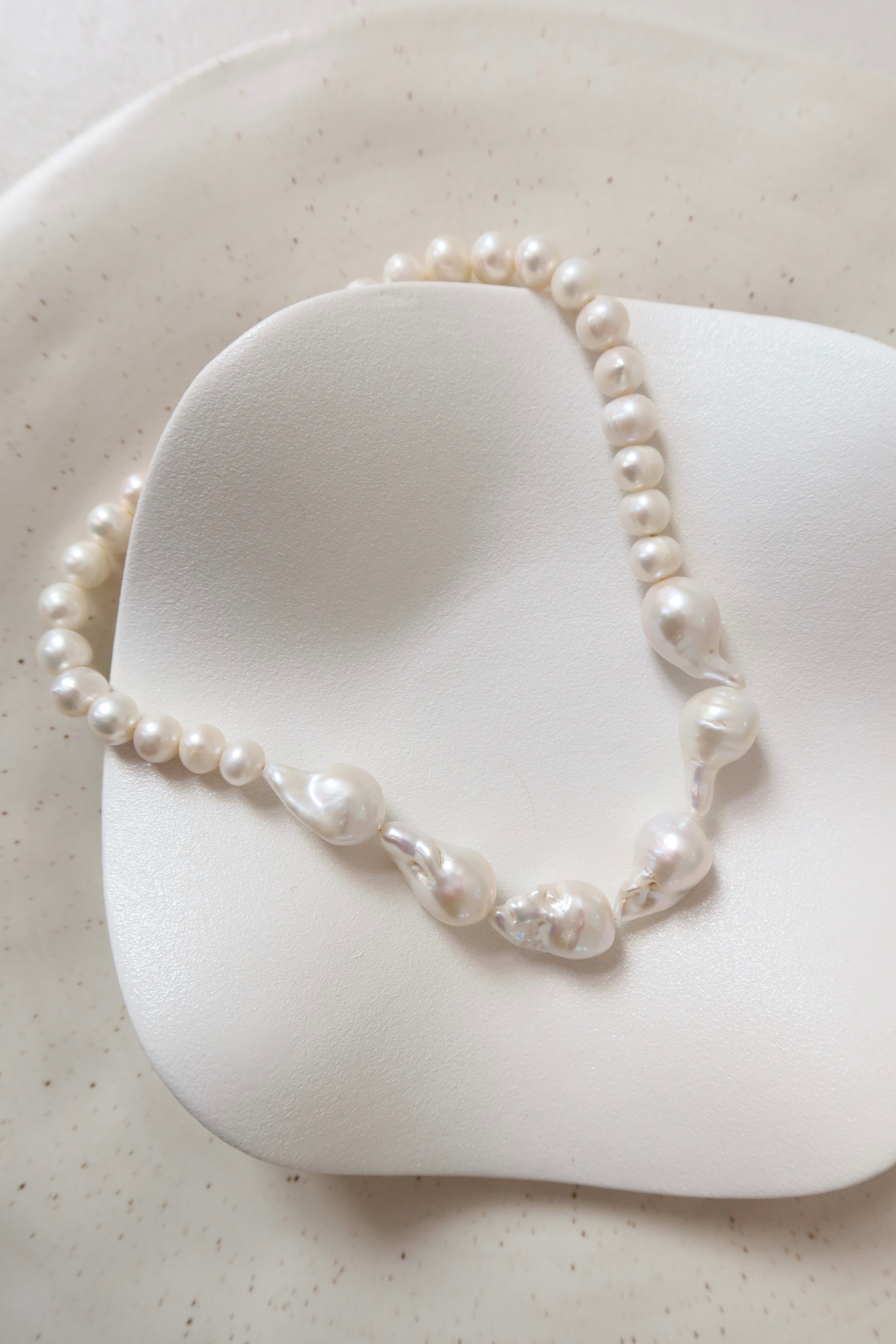 Neve pearl necklace