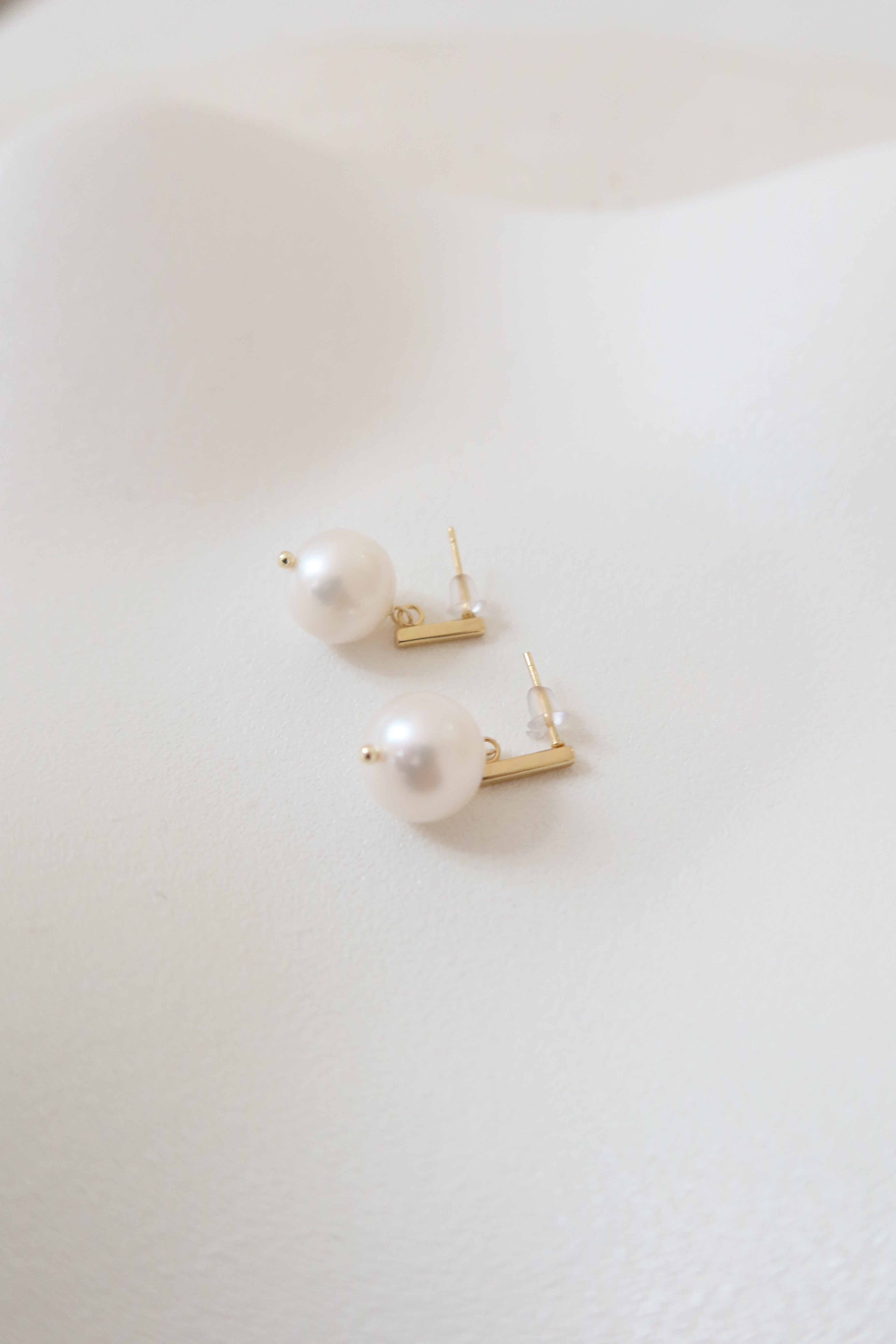 Needle pearl earrings