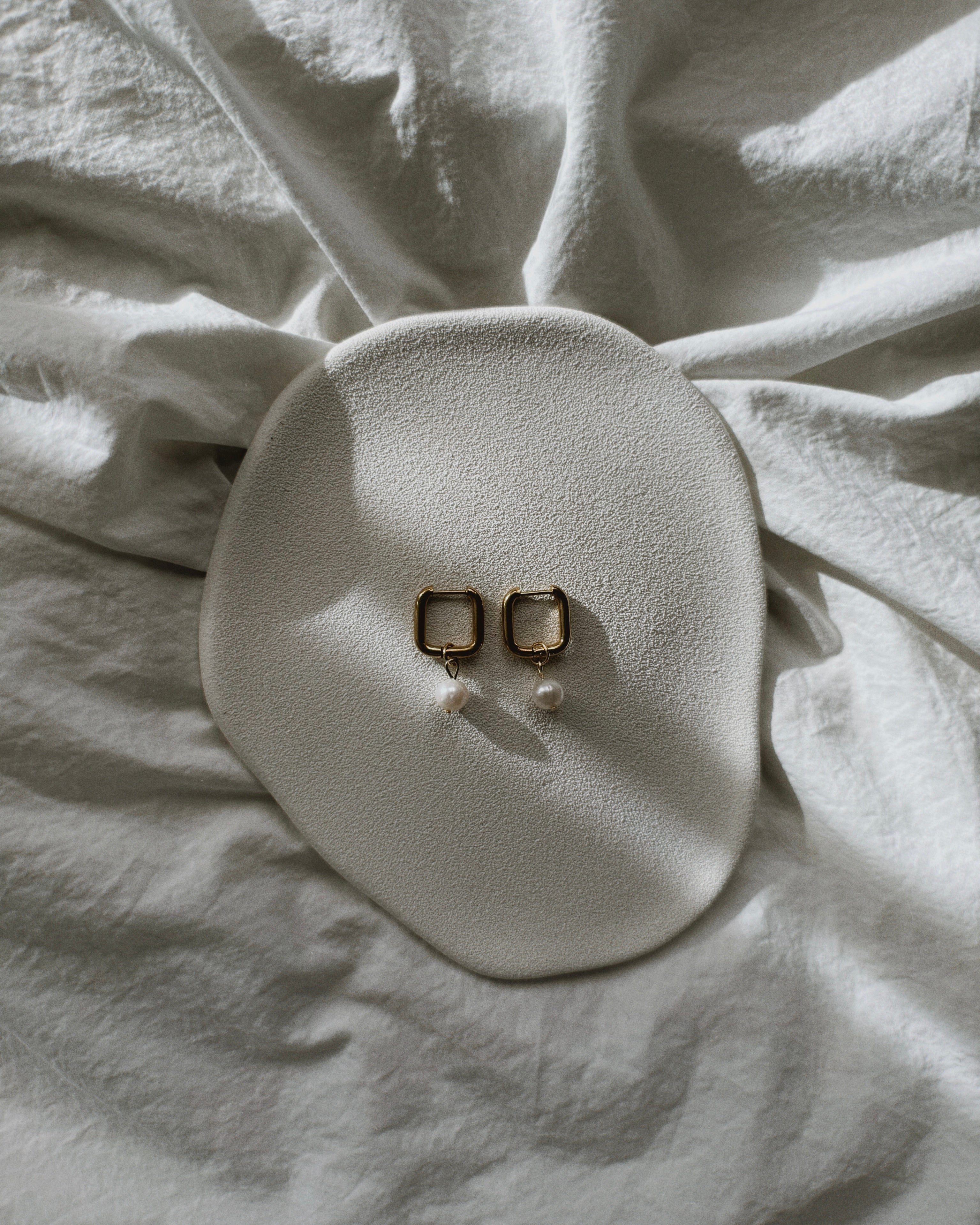 Square Mini pearl earrings