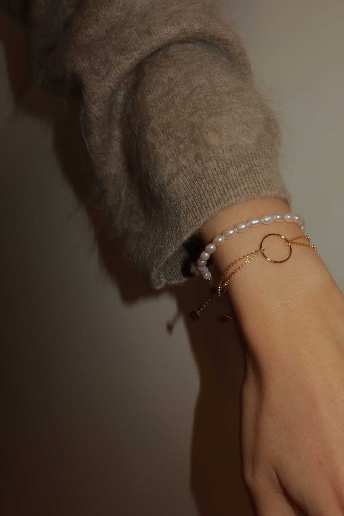 Minimalist pearl bracelet