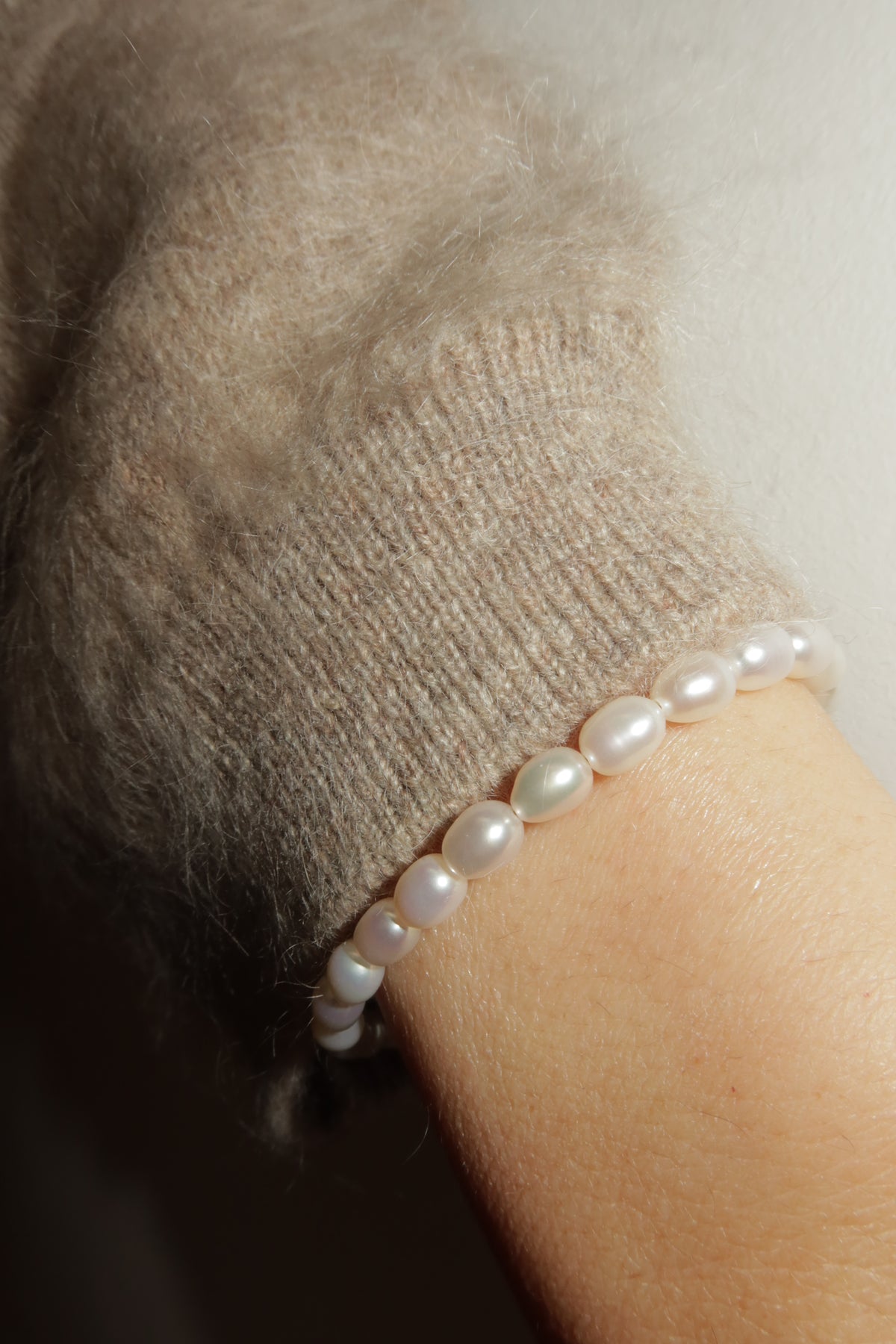 Minimalist pearl bracelet