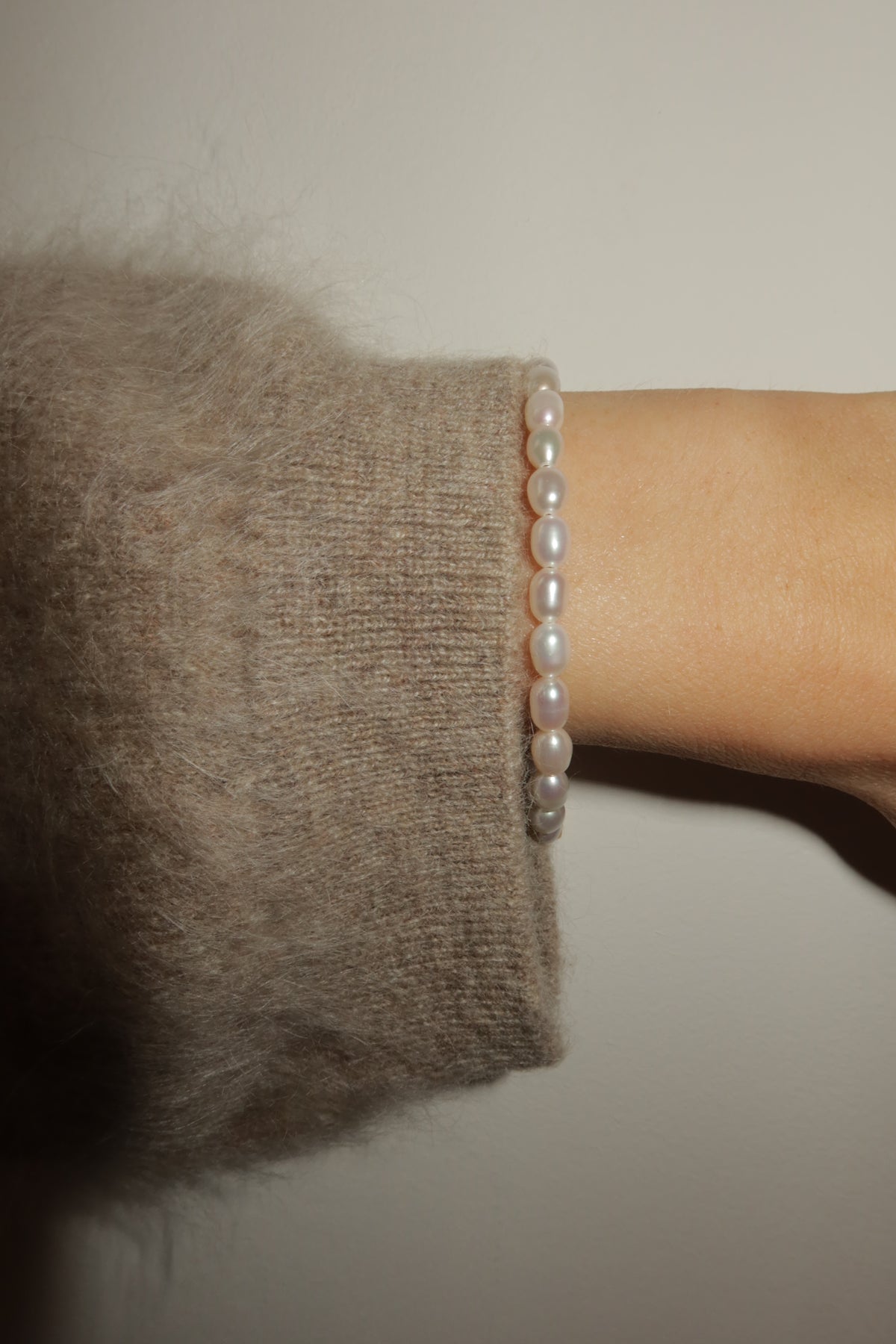Minimalist pearl bracelet