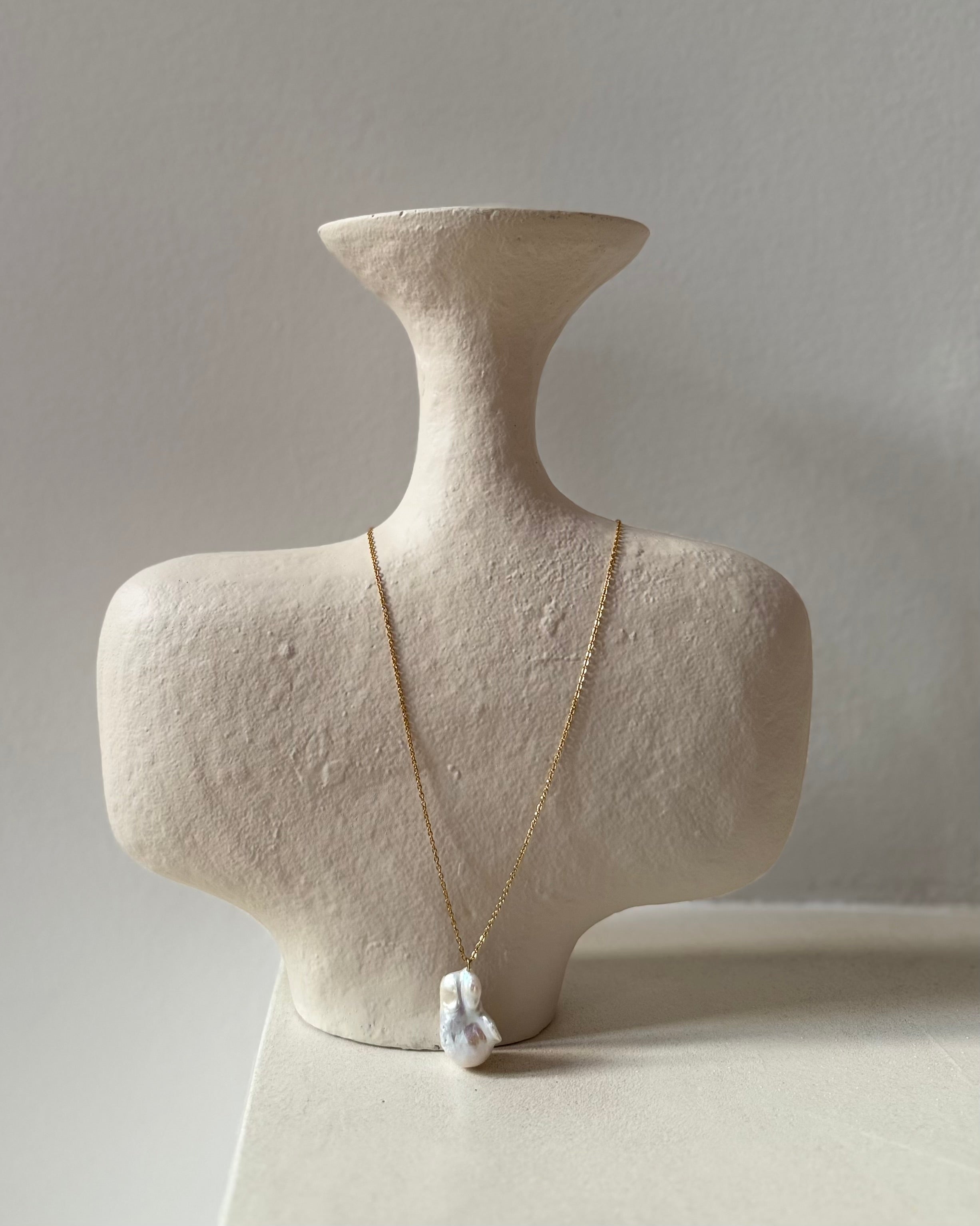 Single Baroque pearl necklace
