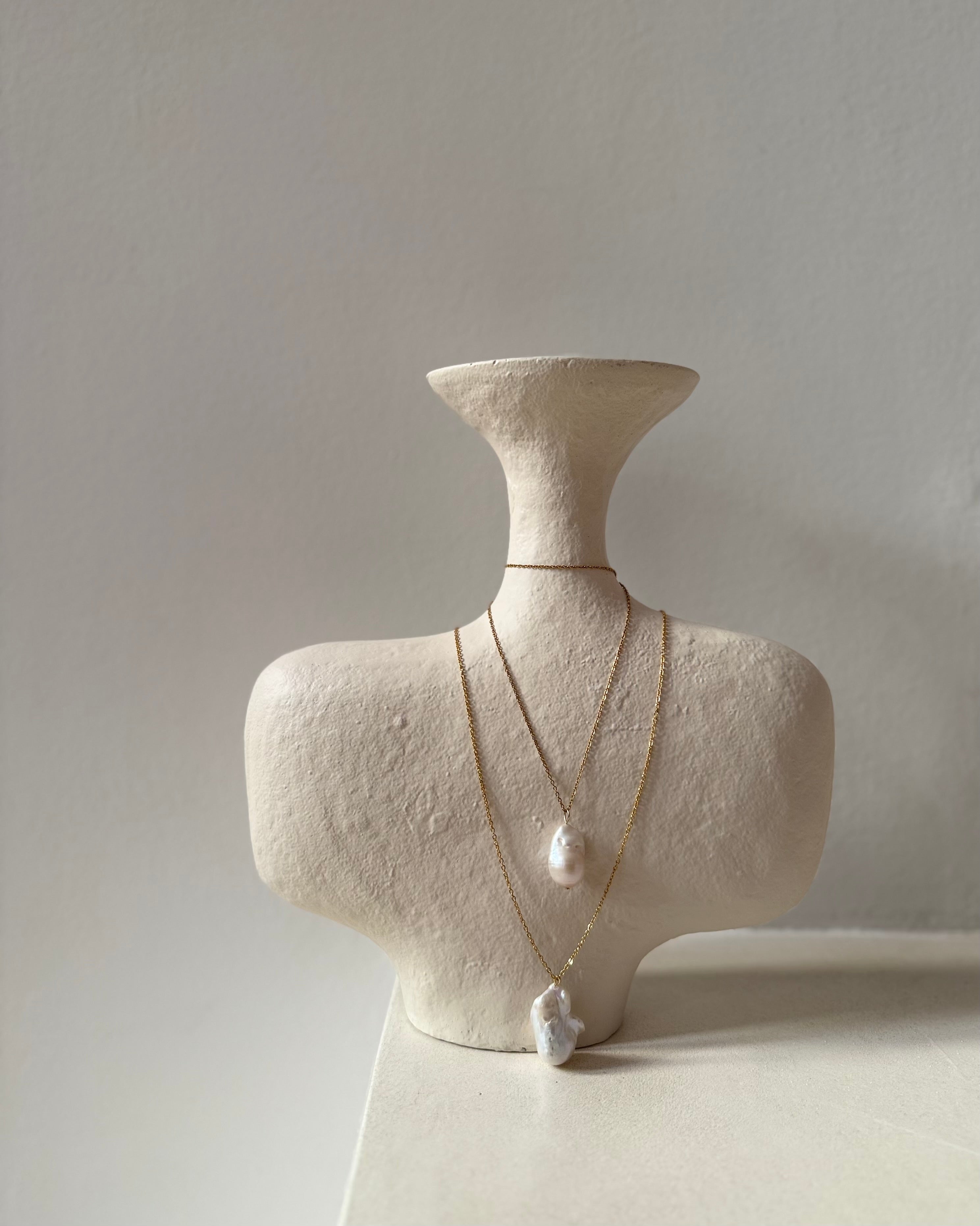 Single Baroque pearl necklace