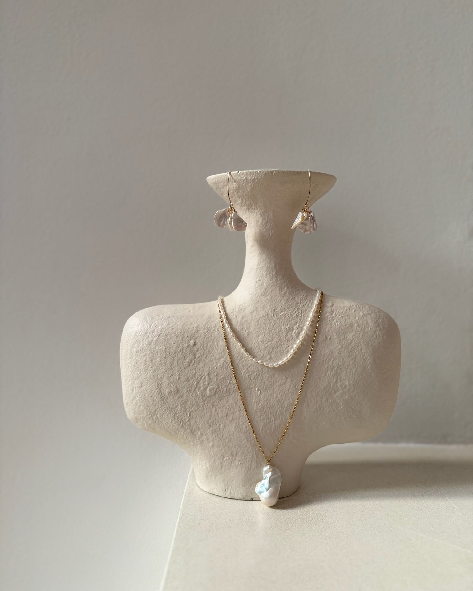 Single Baroque pearl necklace