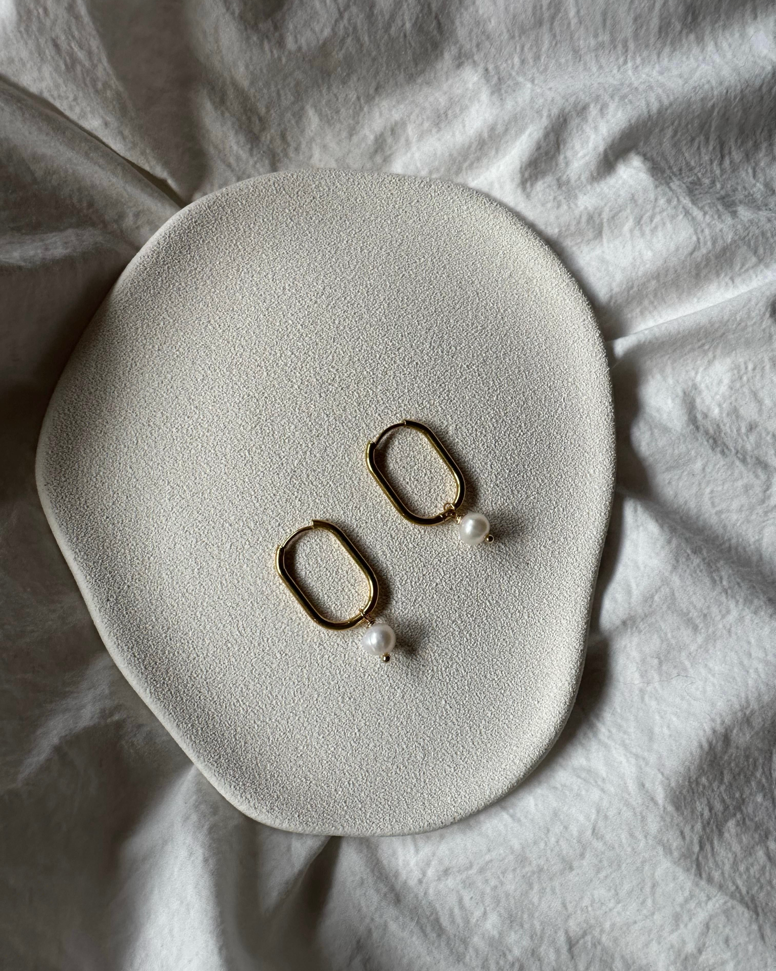 Skinny U-Shape pearl earrings