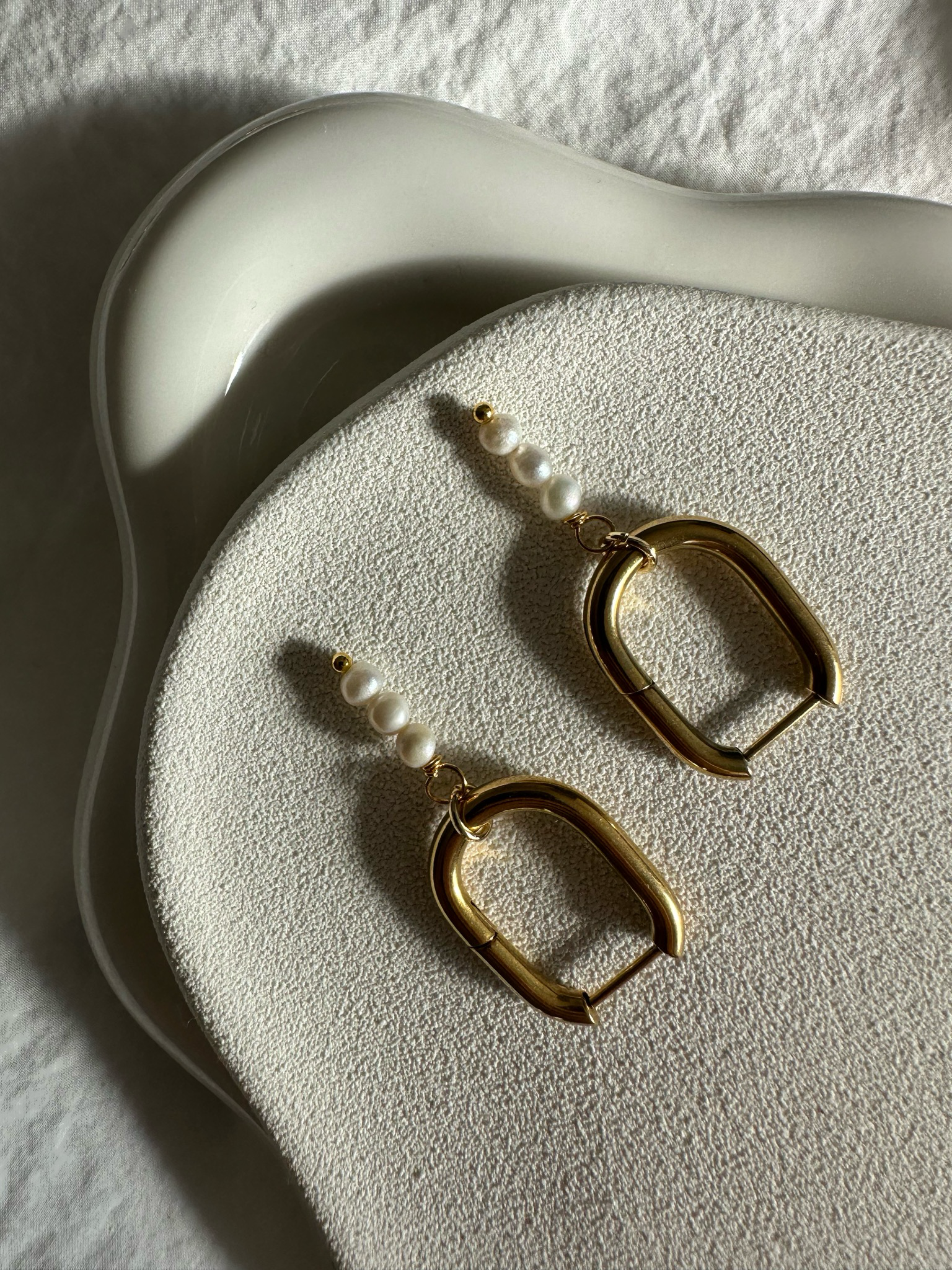 Trix U-Shape pearl earrings