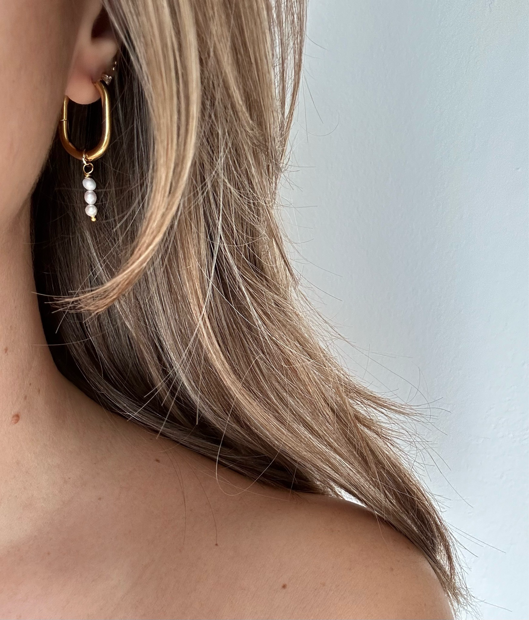 Trix U-Shape pearl earrings