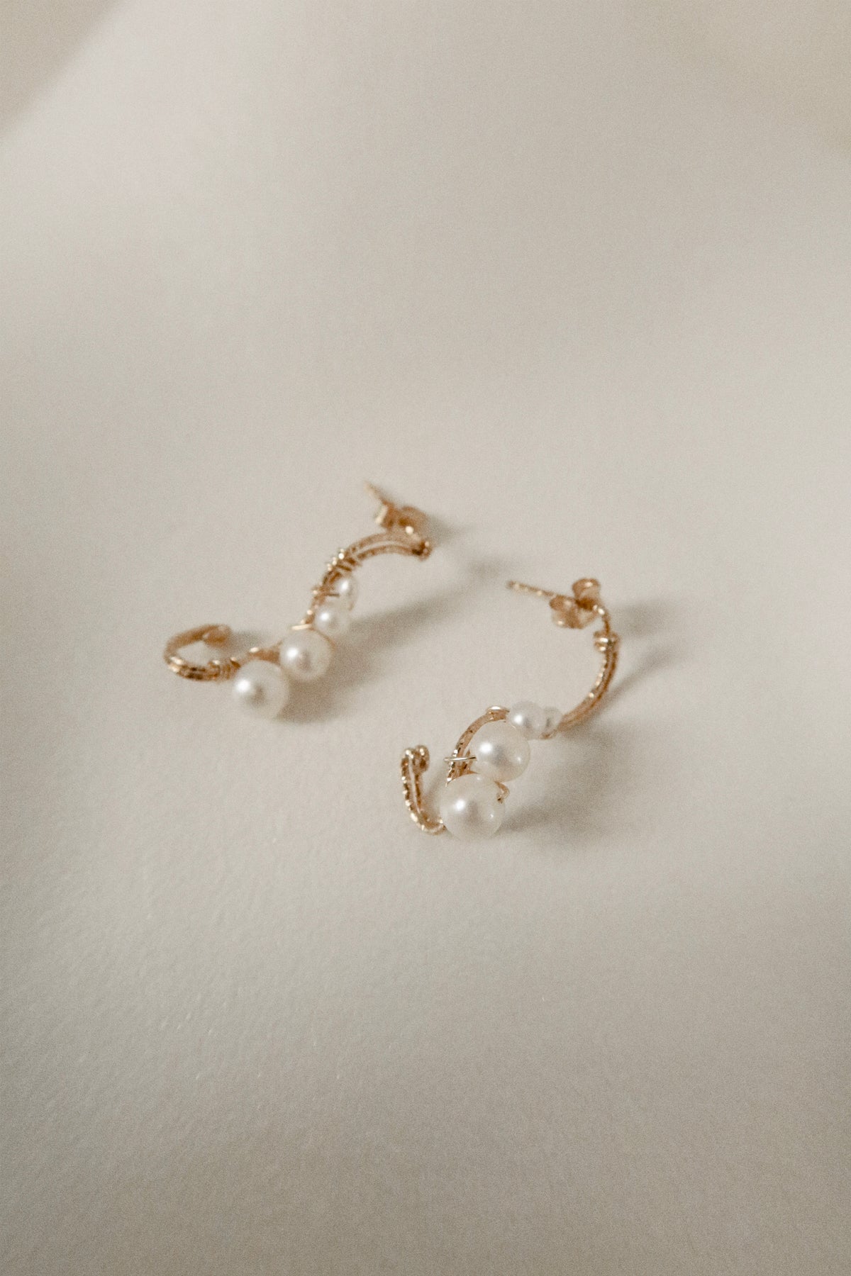 Singular Left/Right pearl earring