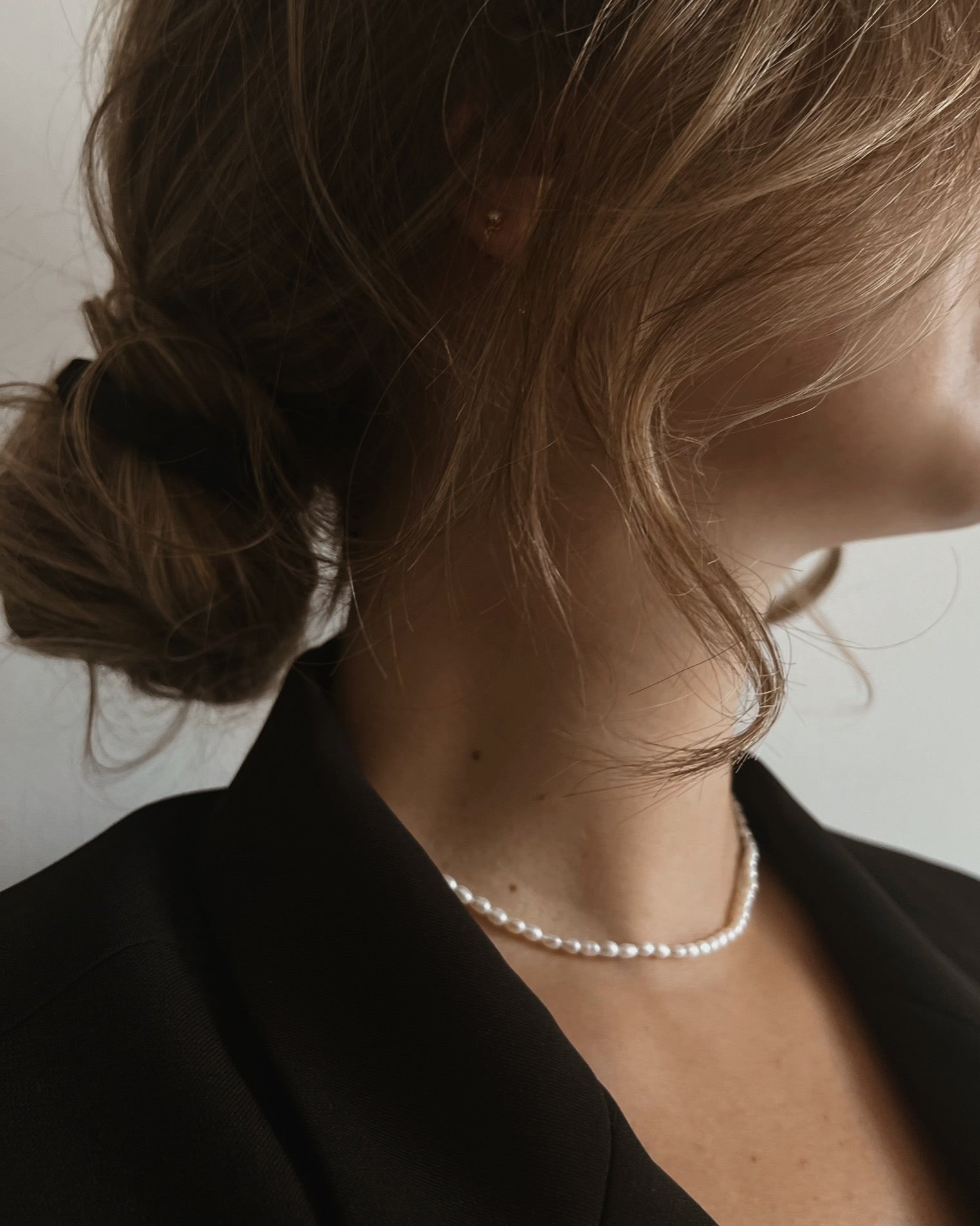 Minimalist pearl necklace