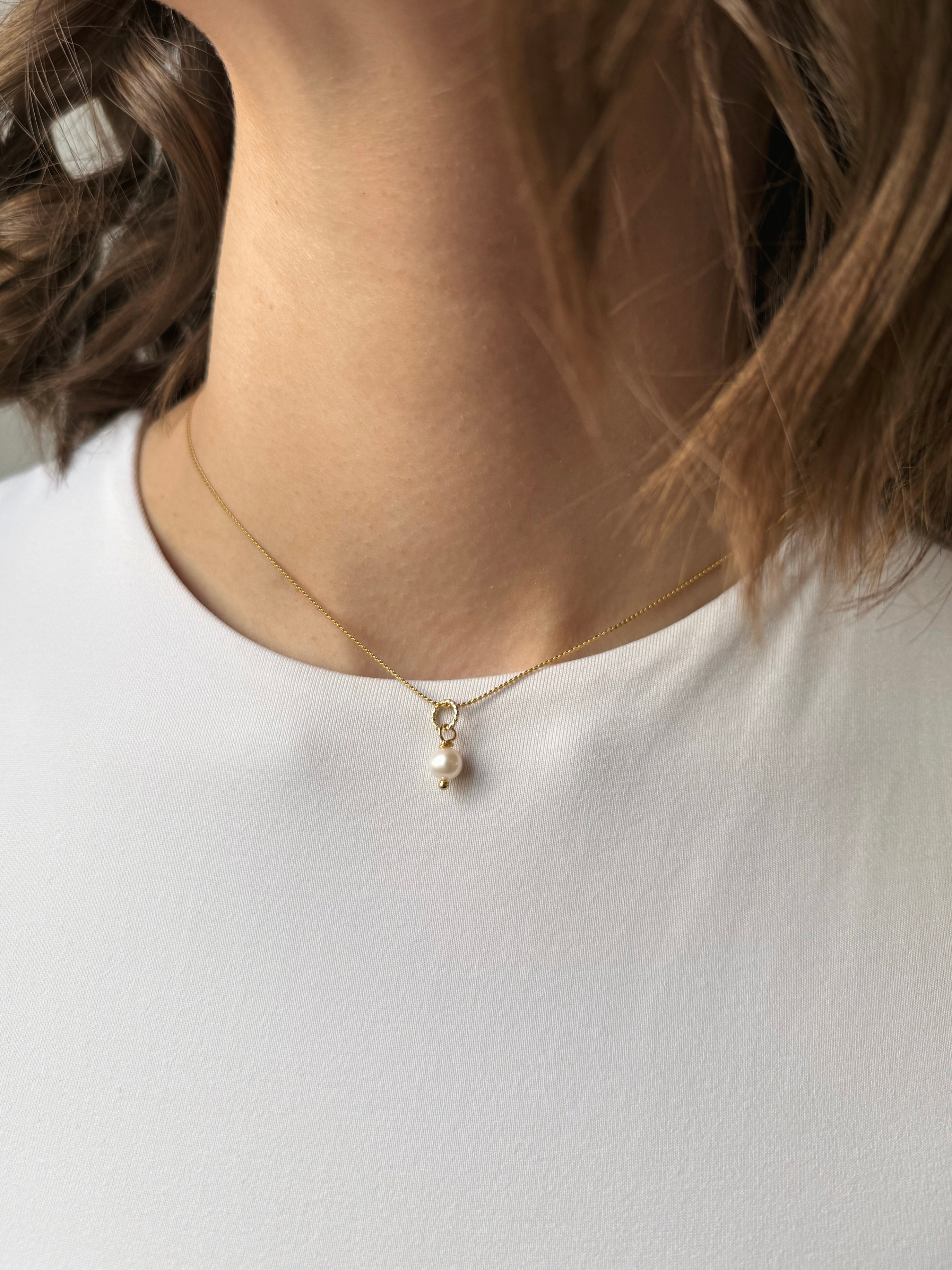 Una pearl necklace