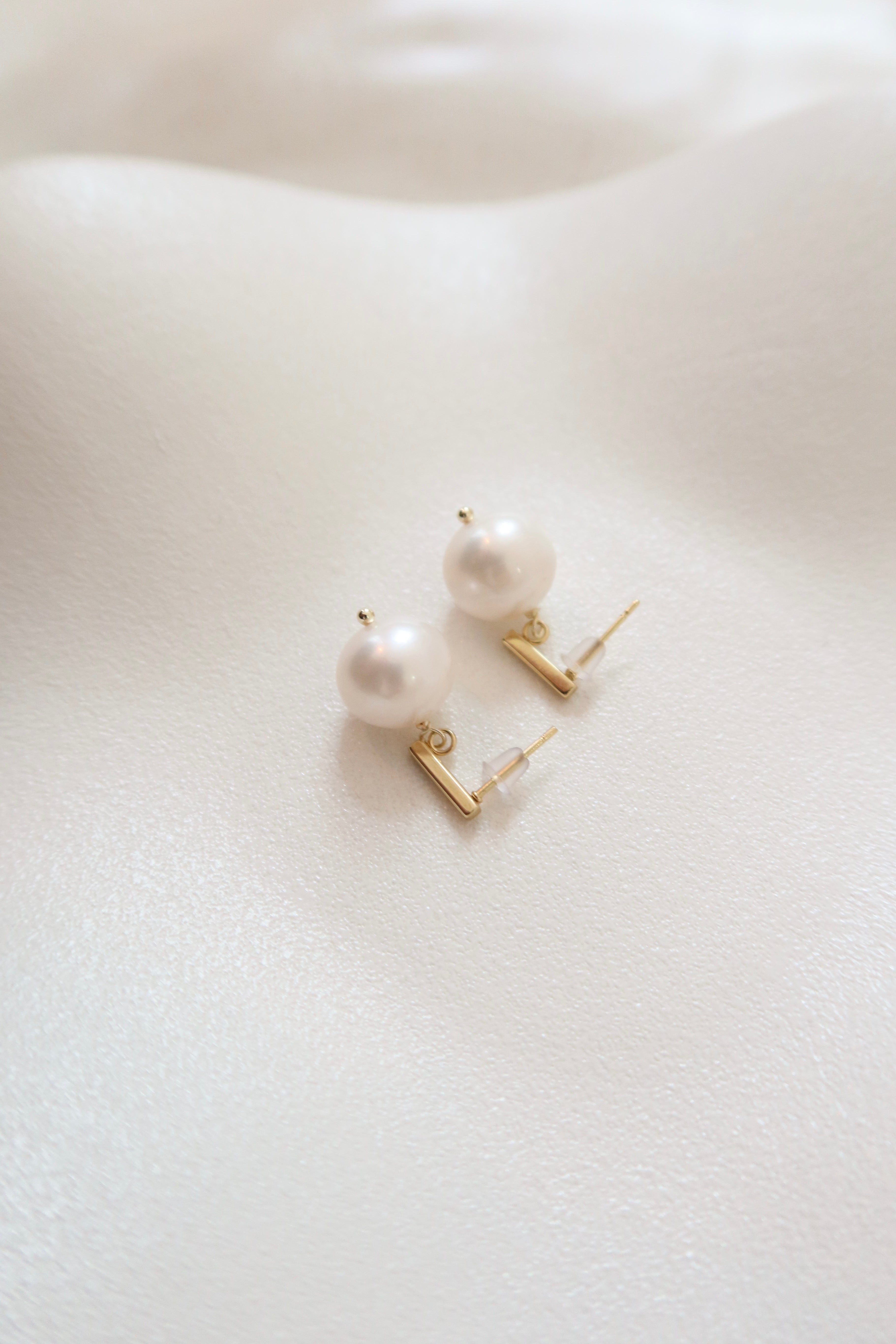 Needle pearl earrings