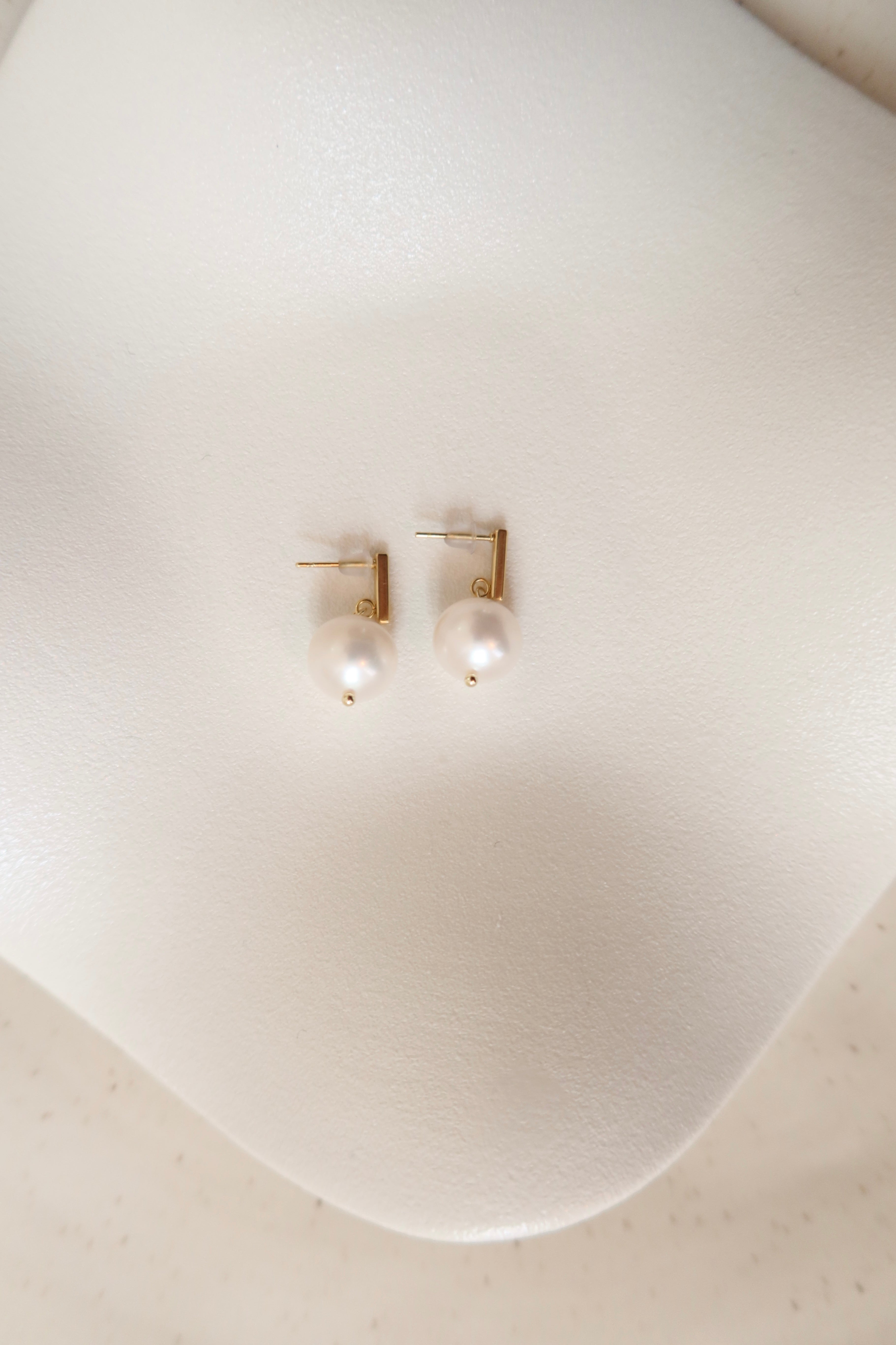 Needle pearl earrings