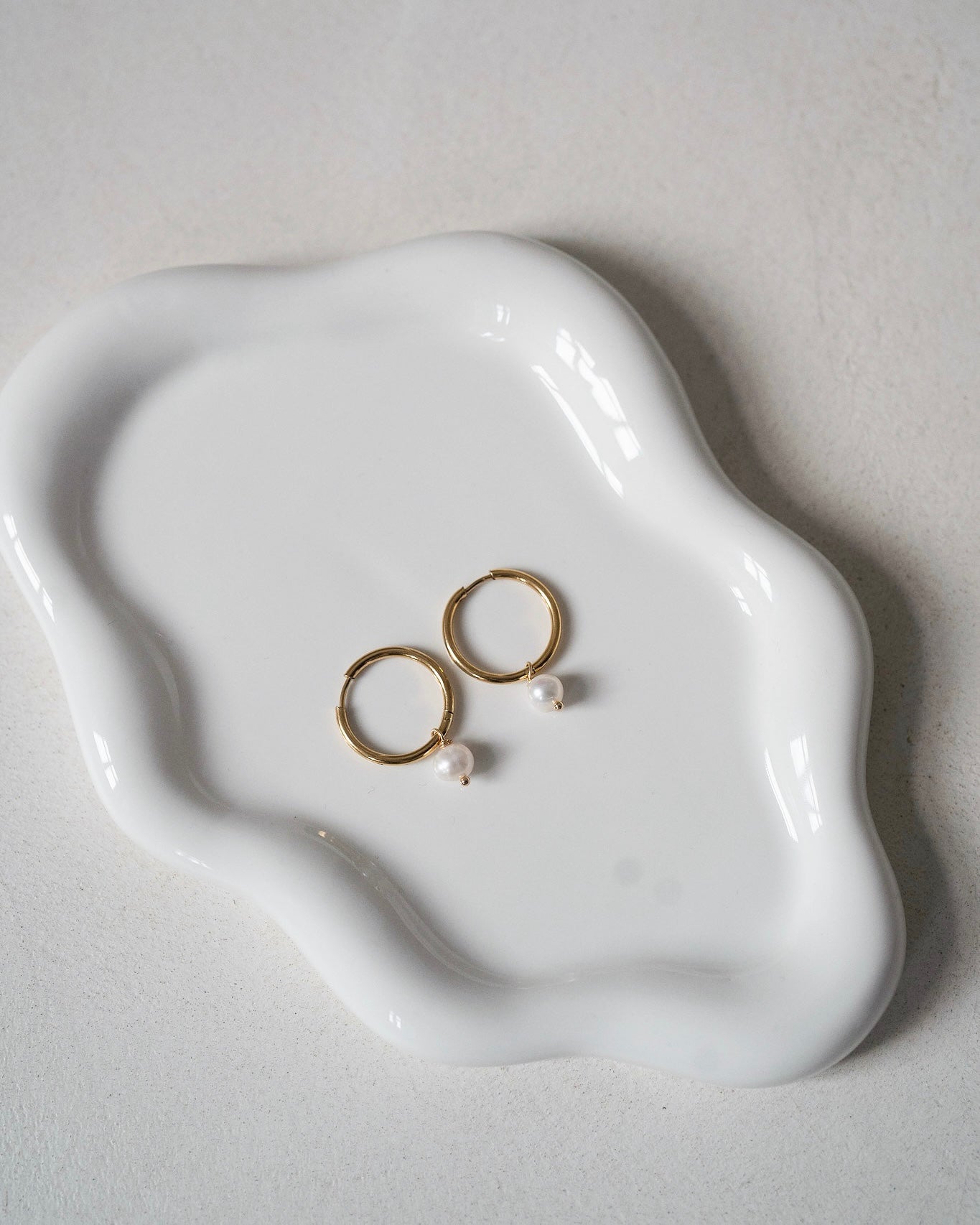 Round pearl earrings