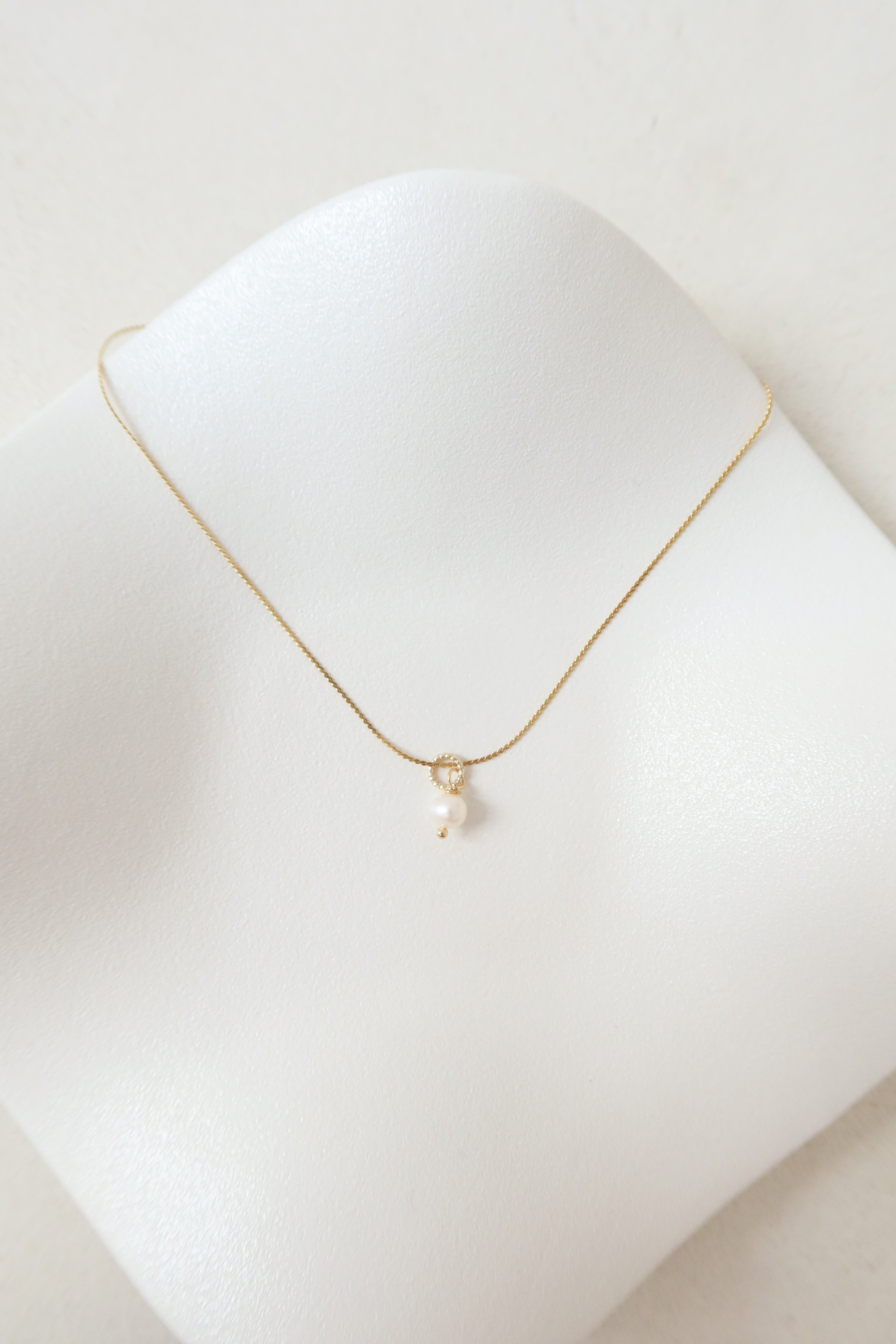 Una pearl necklace