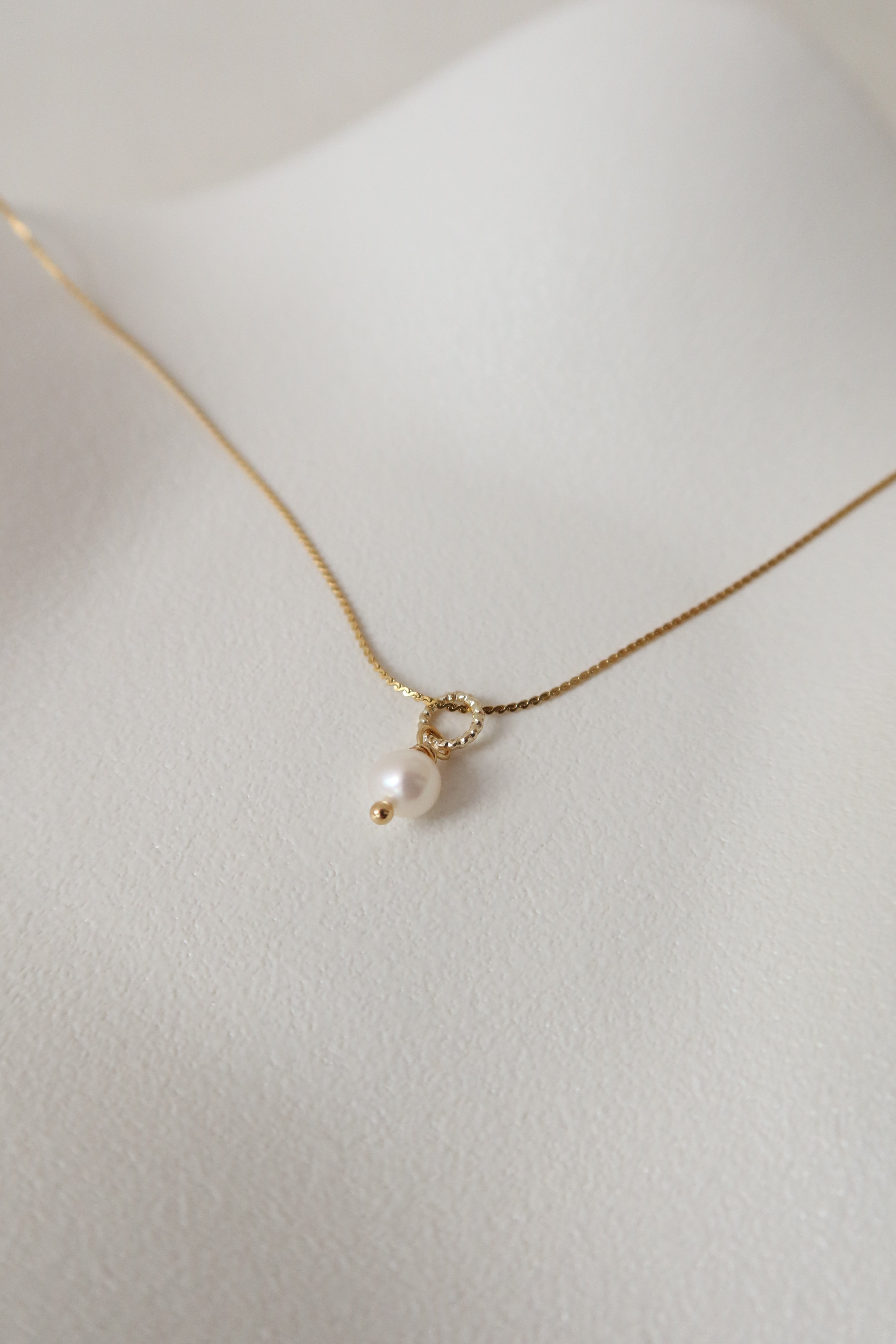 Una pearl necklace