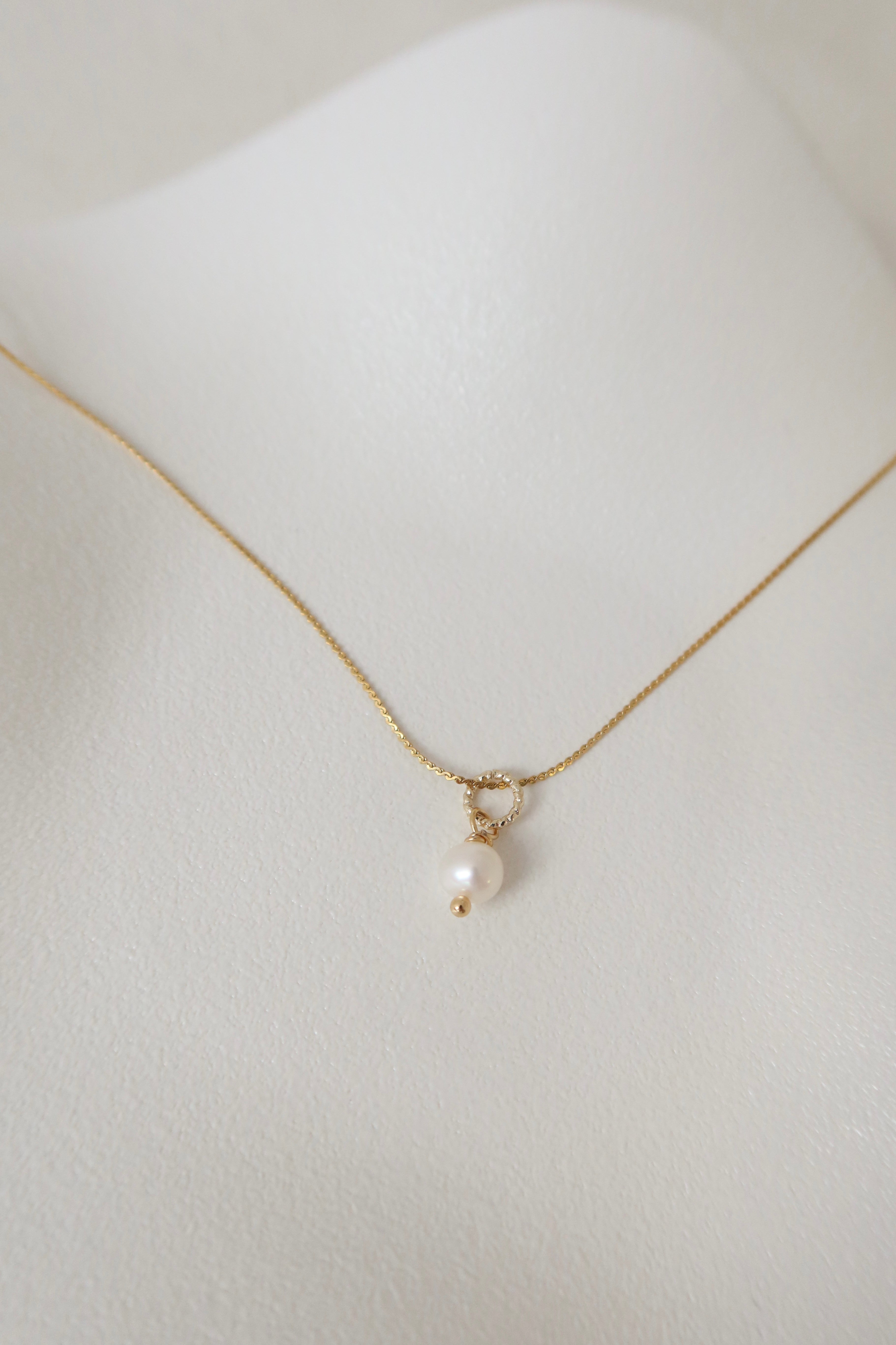 Una pearl necklace