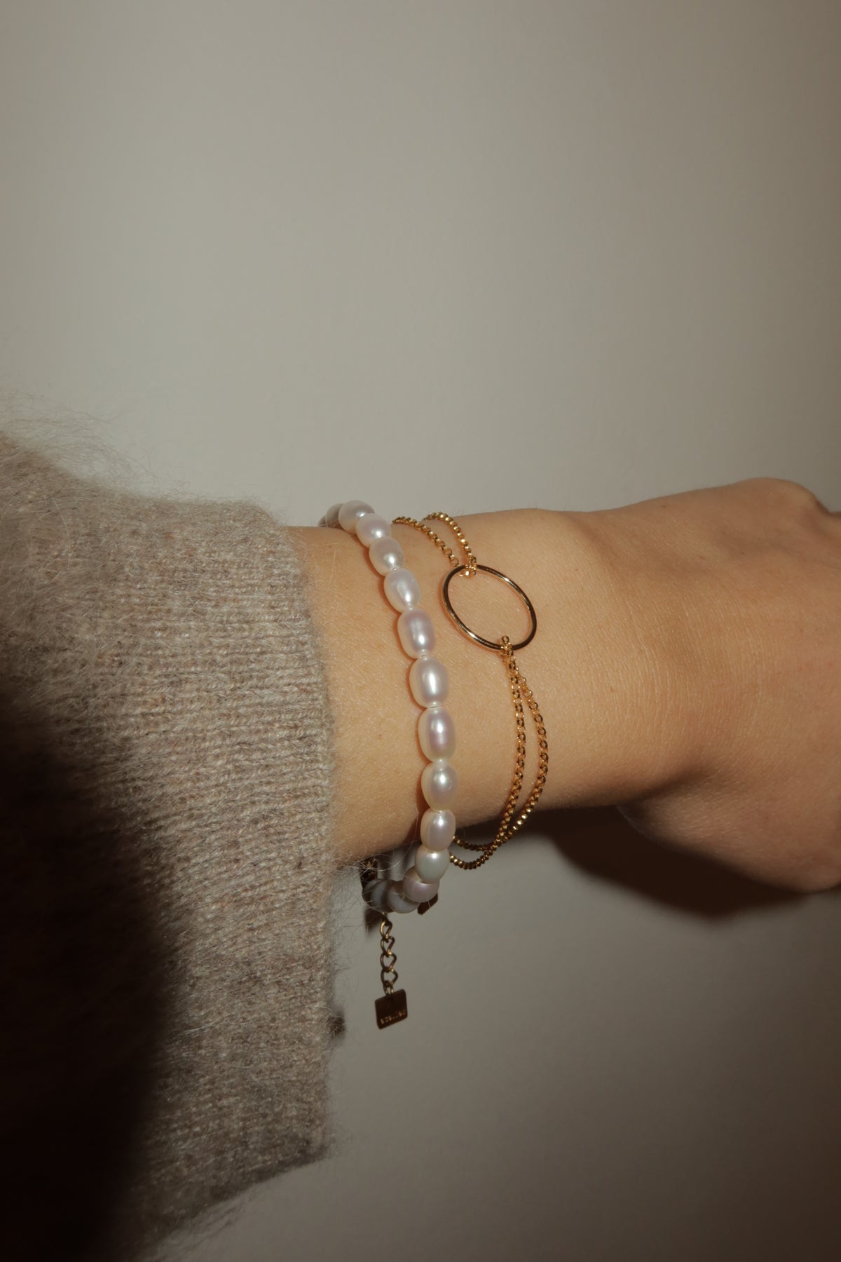 Minimalist pearl bracelet