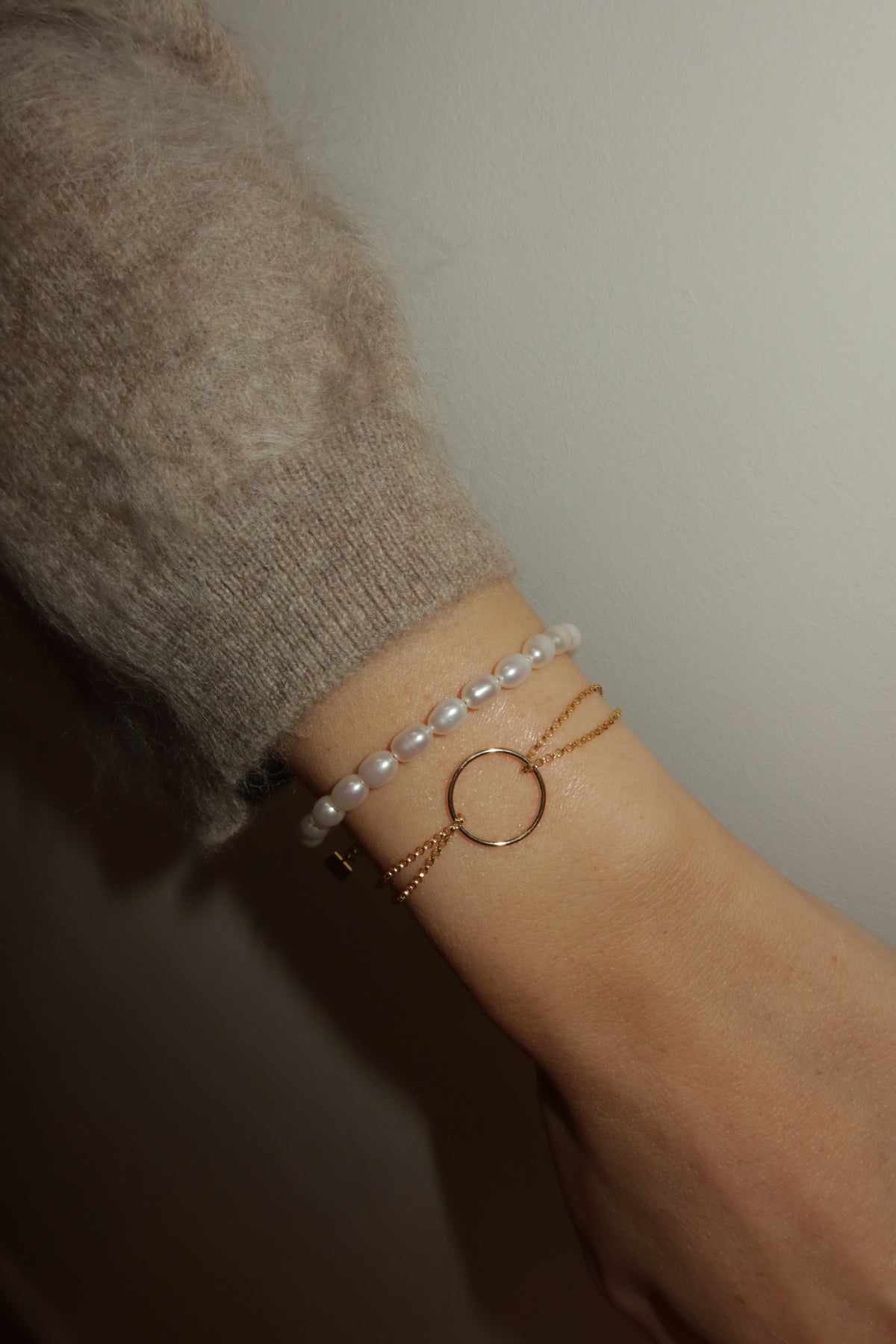 Minimalist pearl bracelet