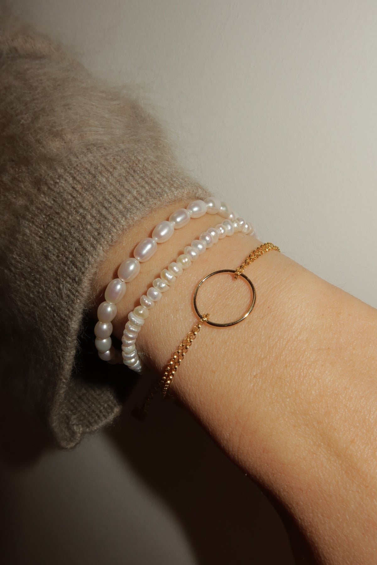 Minimalist pearl bracelet
