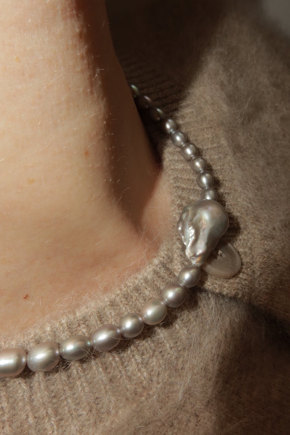 Gris pearl necklace