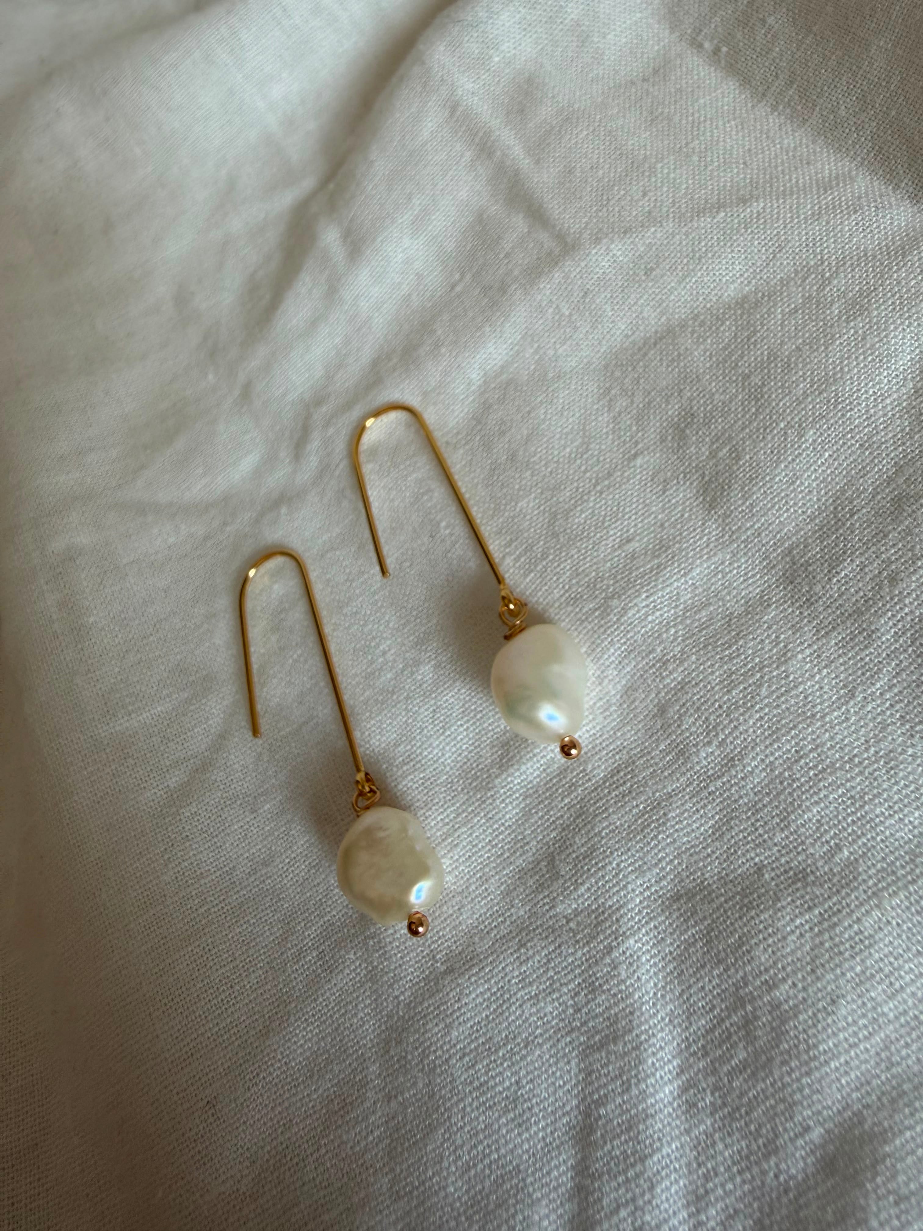 Ulix pearl earrings