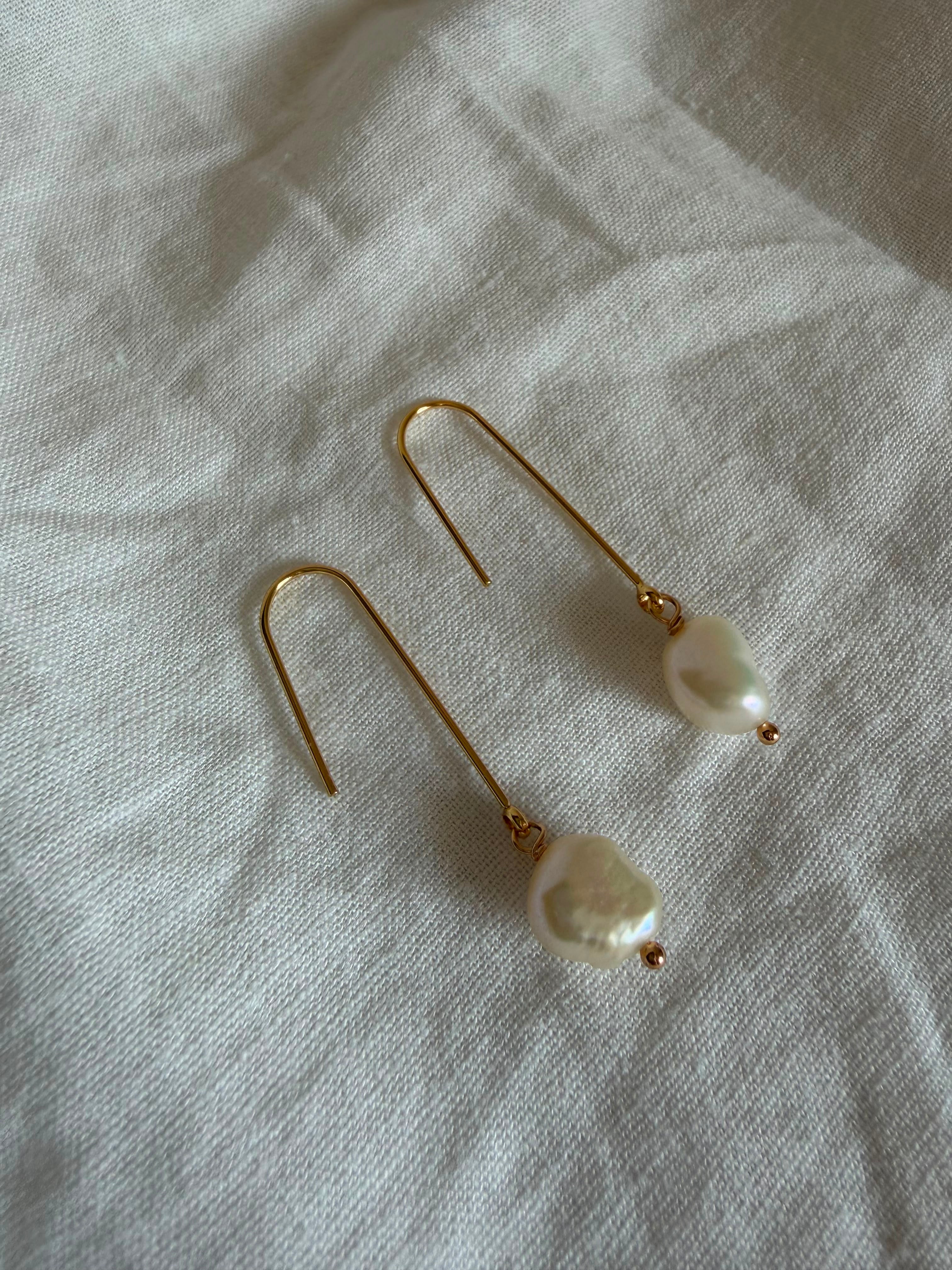 Ulix pearl earrings