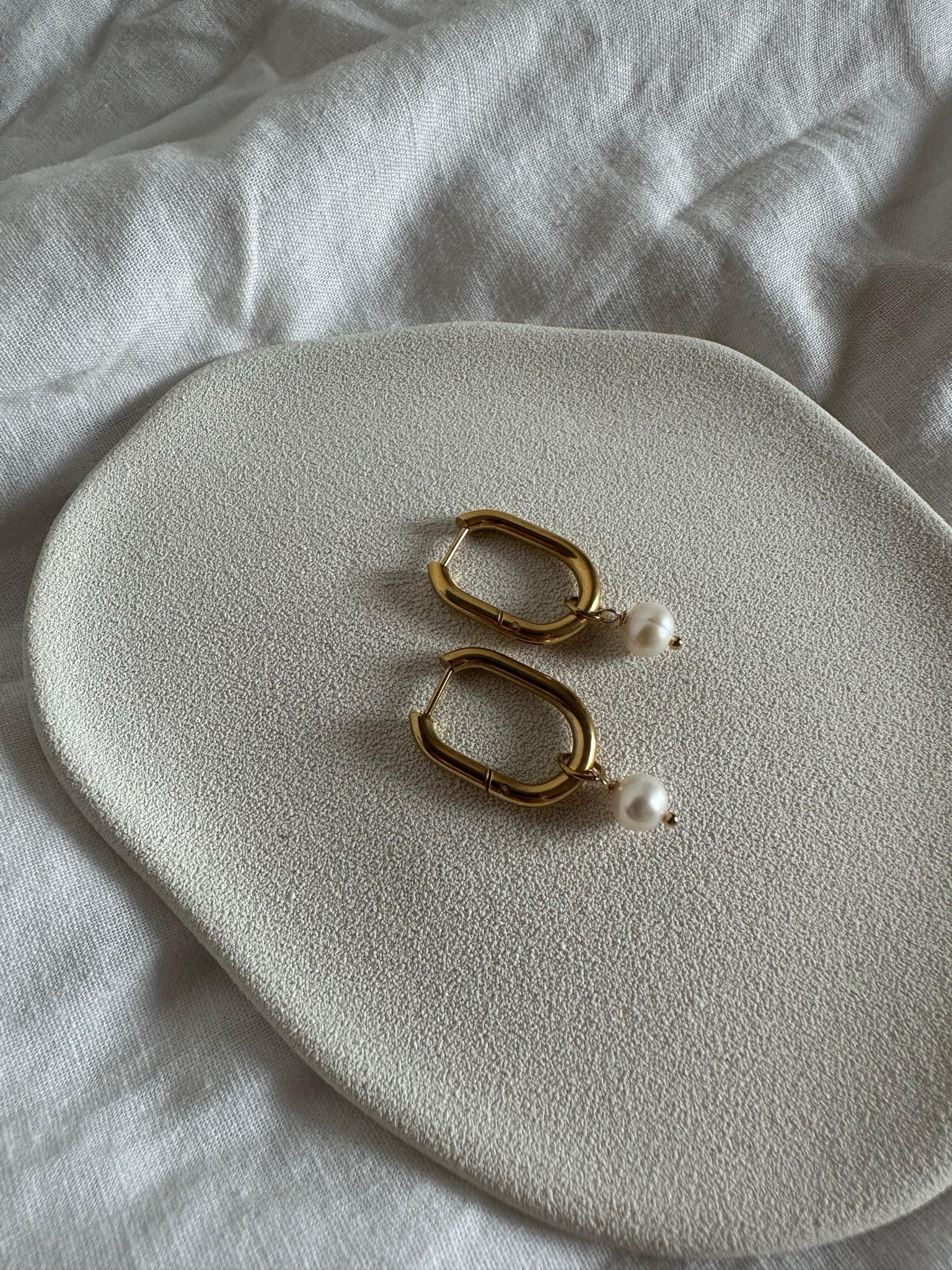 U-Shape pearl earrings