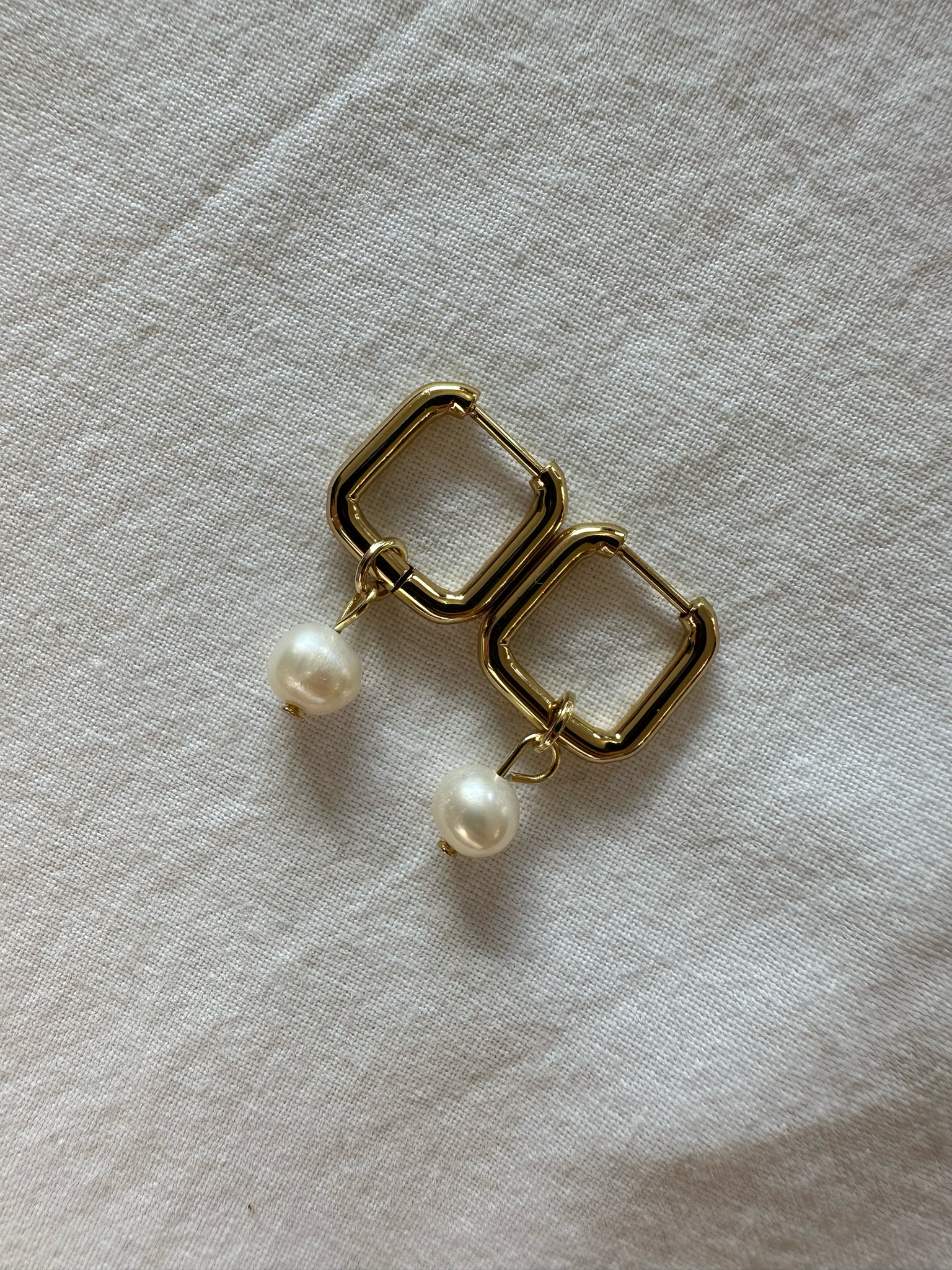 Square Mini pearl earrings