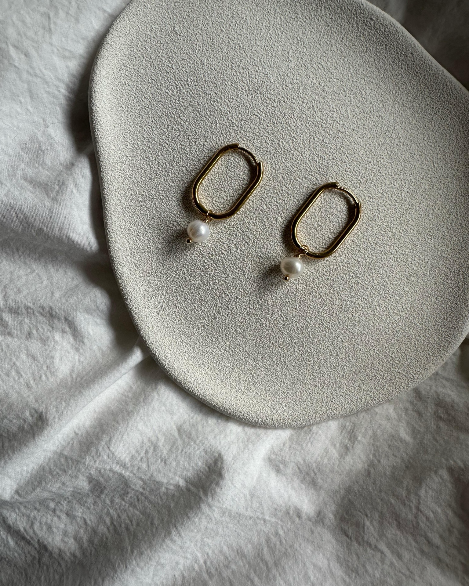 Skinny U-Shape pearl earrings