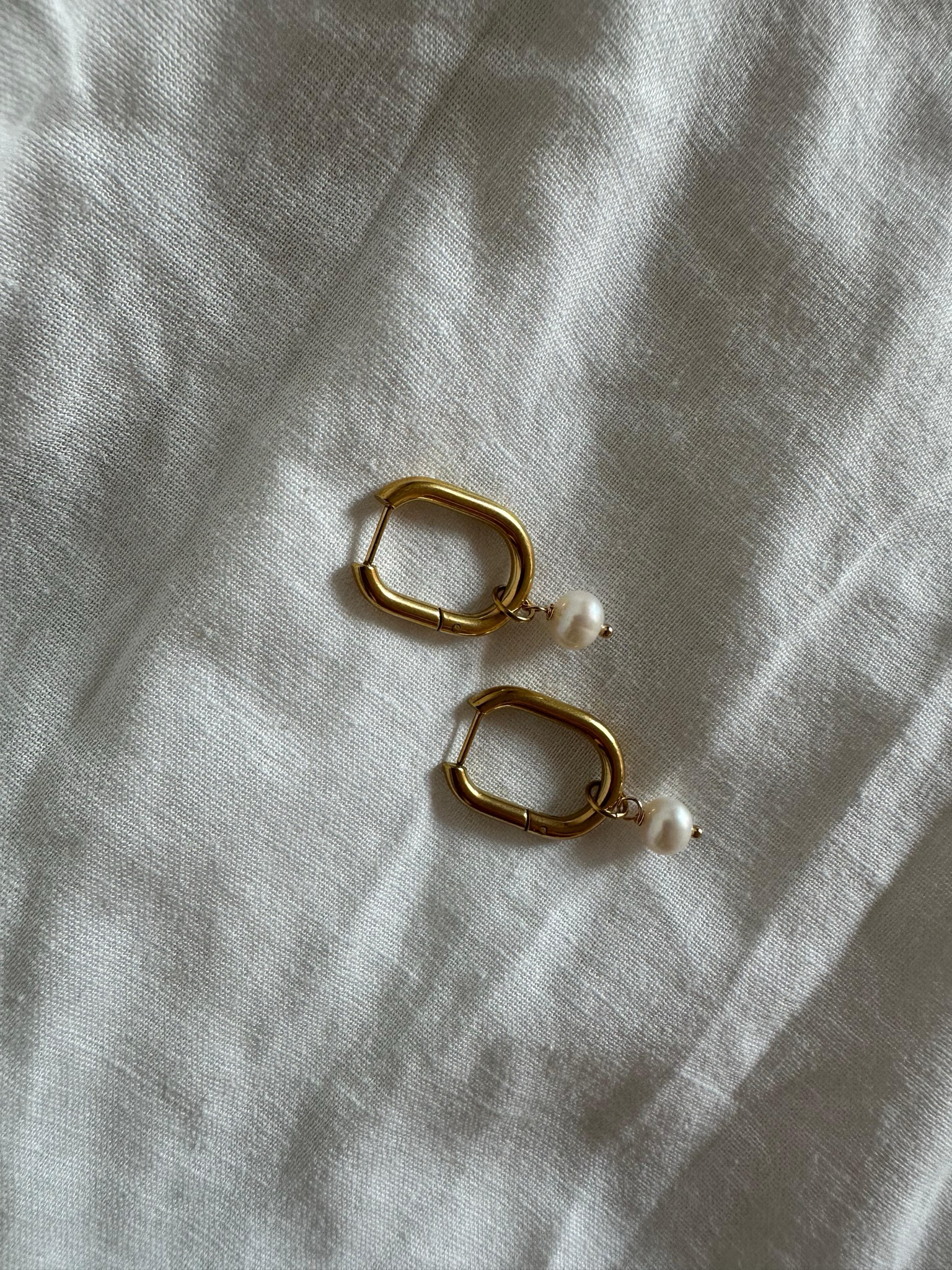 U-Shape pearl earrings
